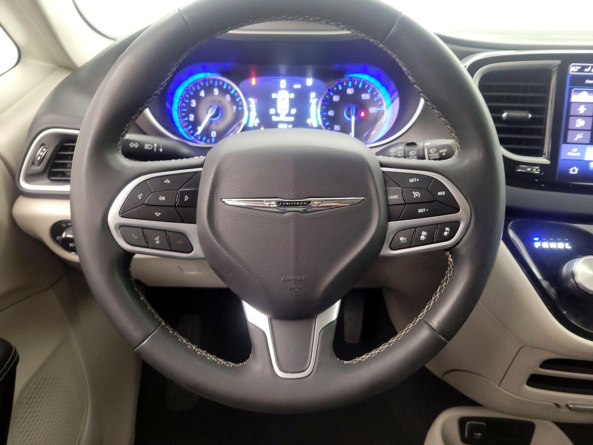 Thumbnail: 2023 Chrysler Pacifica - 10