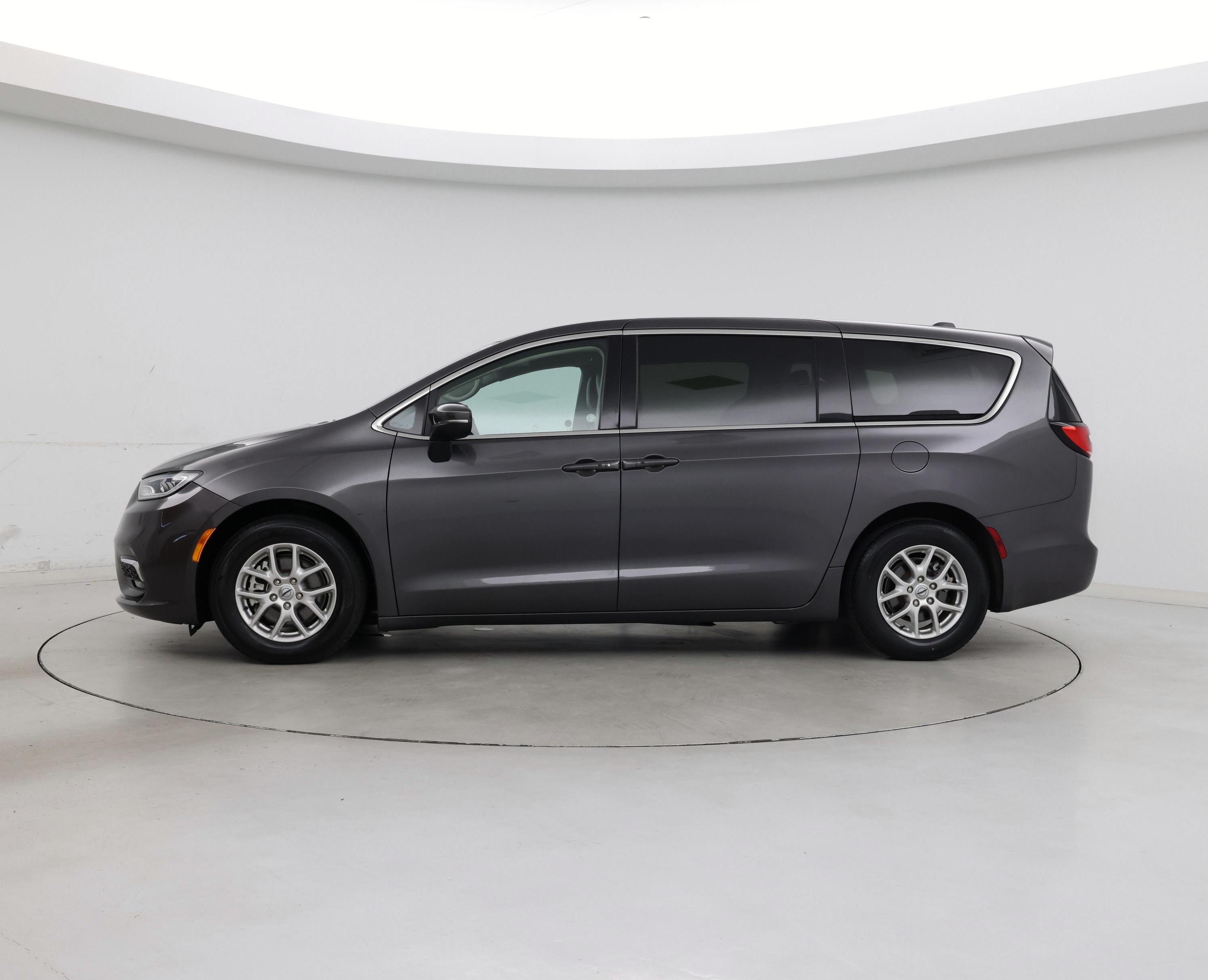Thumbnail: 2023 Chrysler Pacifica - 3