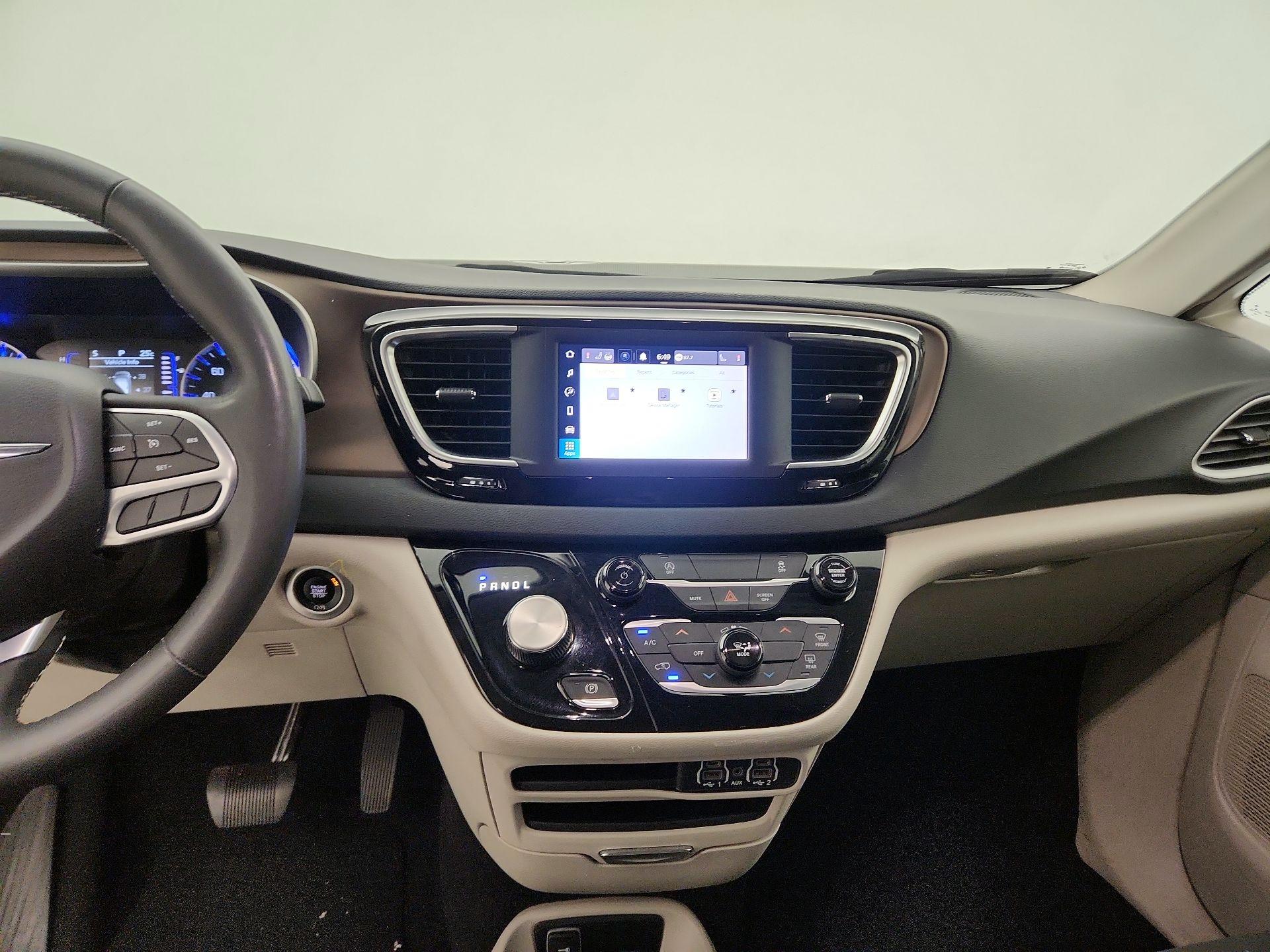 Thumbnail: 2023 Chrysler Voyager - 9