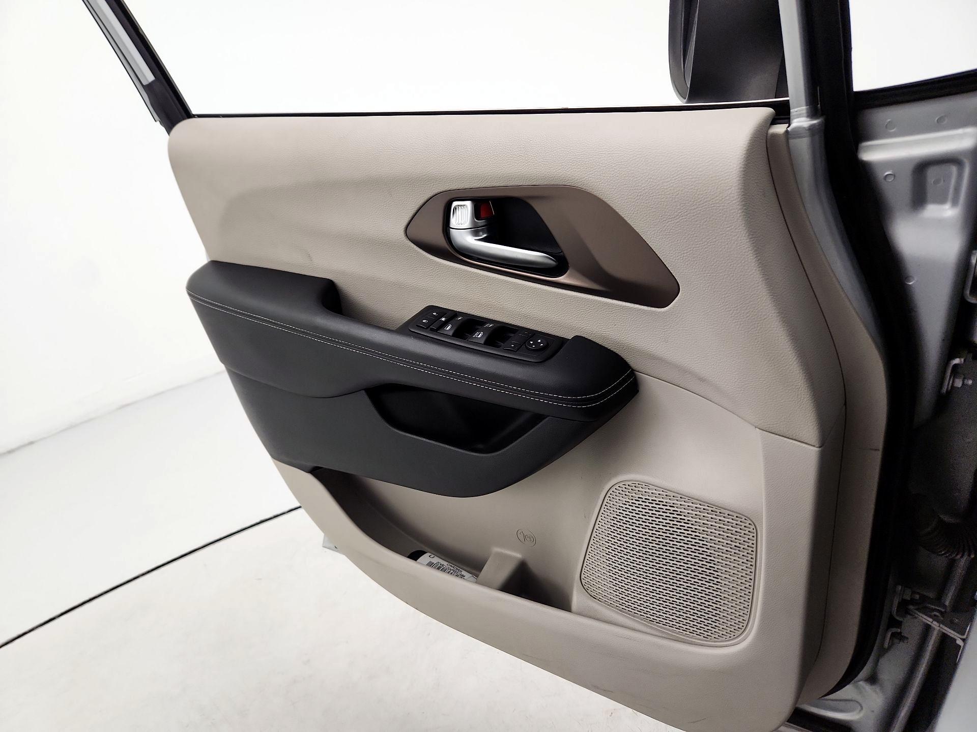 Thumbnail: 2023 Chrysler Voyager - 12