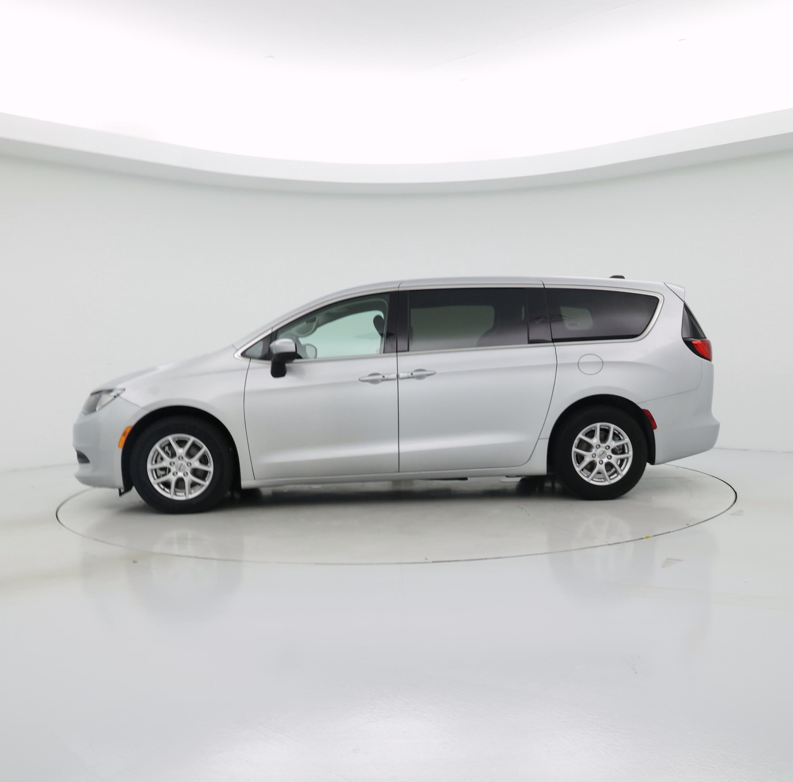 Thumbnail: 2023 Chrysler Voyager - 3