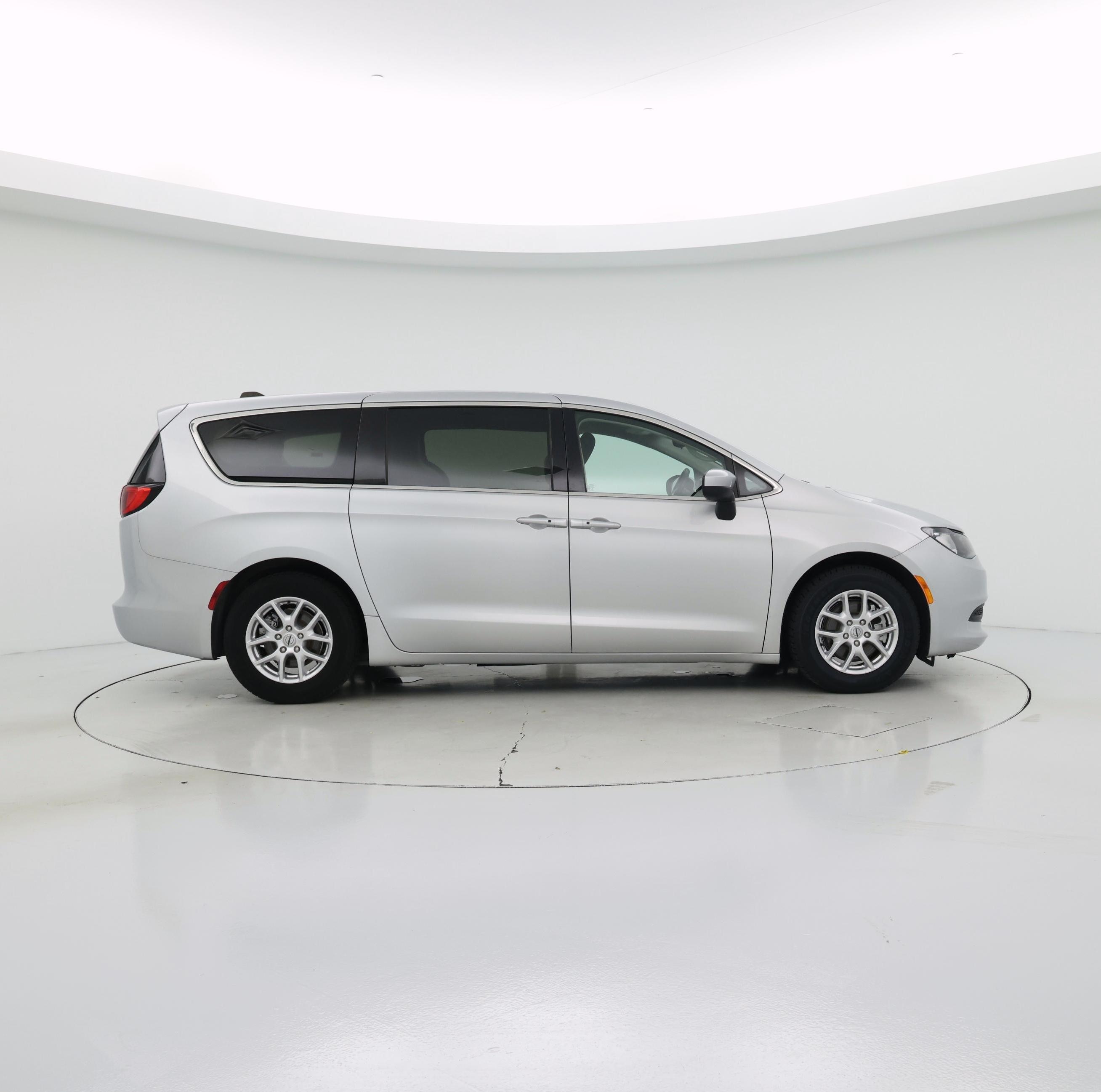 Thumbnail: 2023 Chrysler Voyager - 7