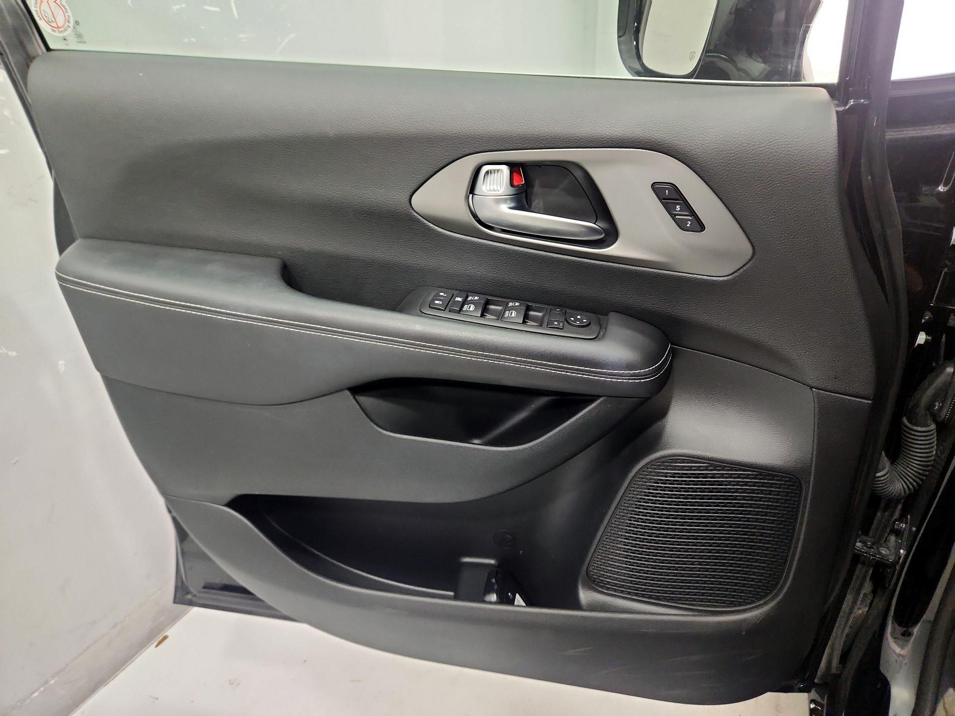 Thumbnail: 2025 Chrysler Pacifica - 12