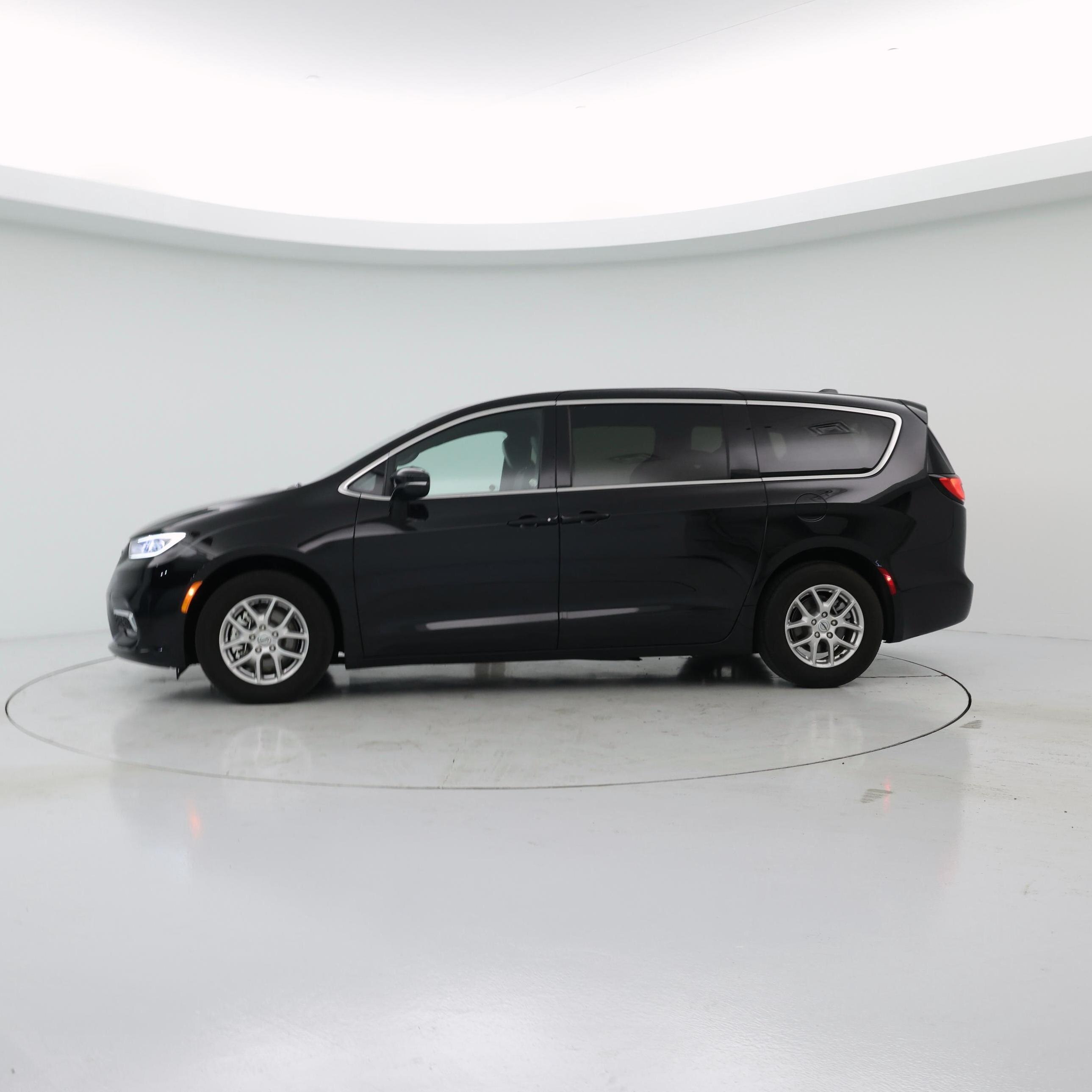 Thumbnail: 2025 Chrysler Pacifica - 3