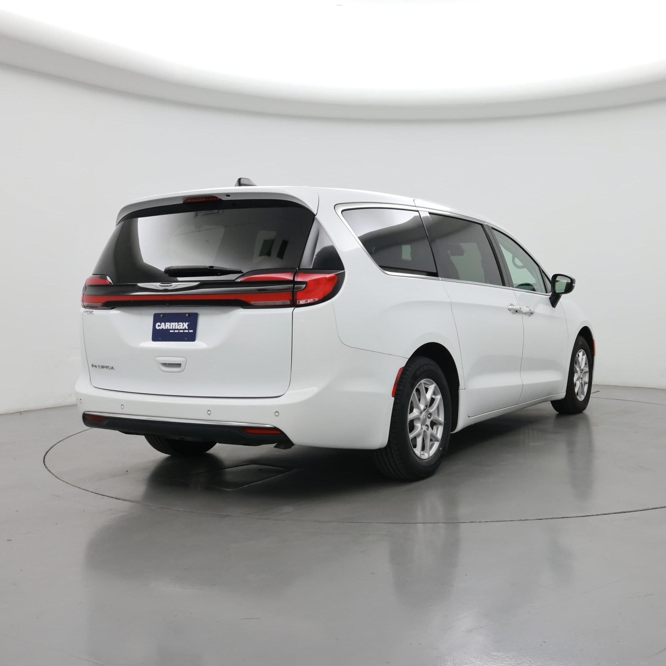 Thumbnail: 2023 Chrysler Pacifica - 8