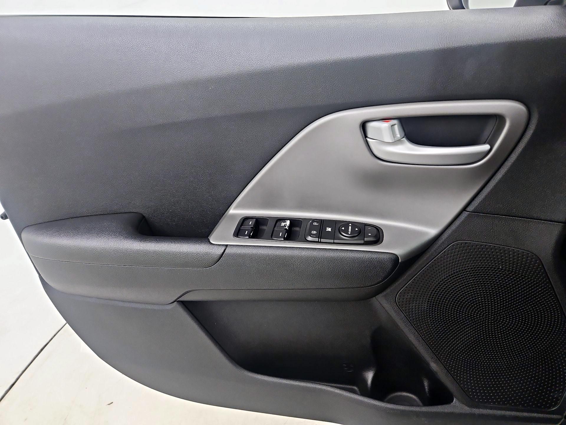 Thumbnail: 2017 Kia Niro - 10