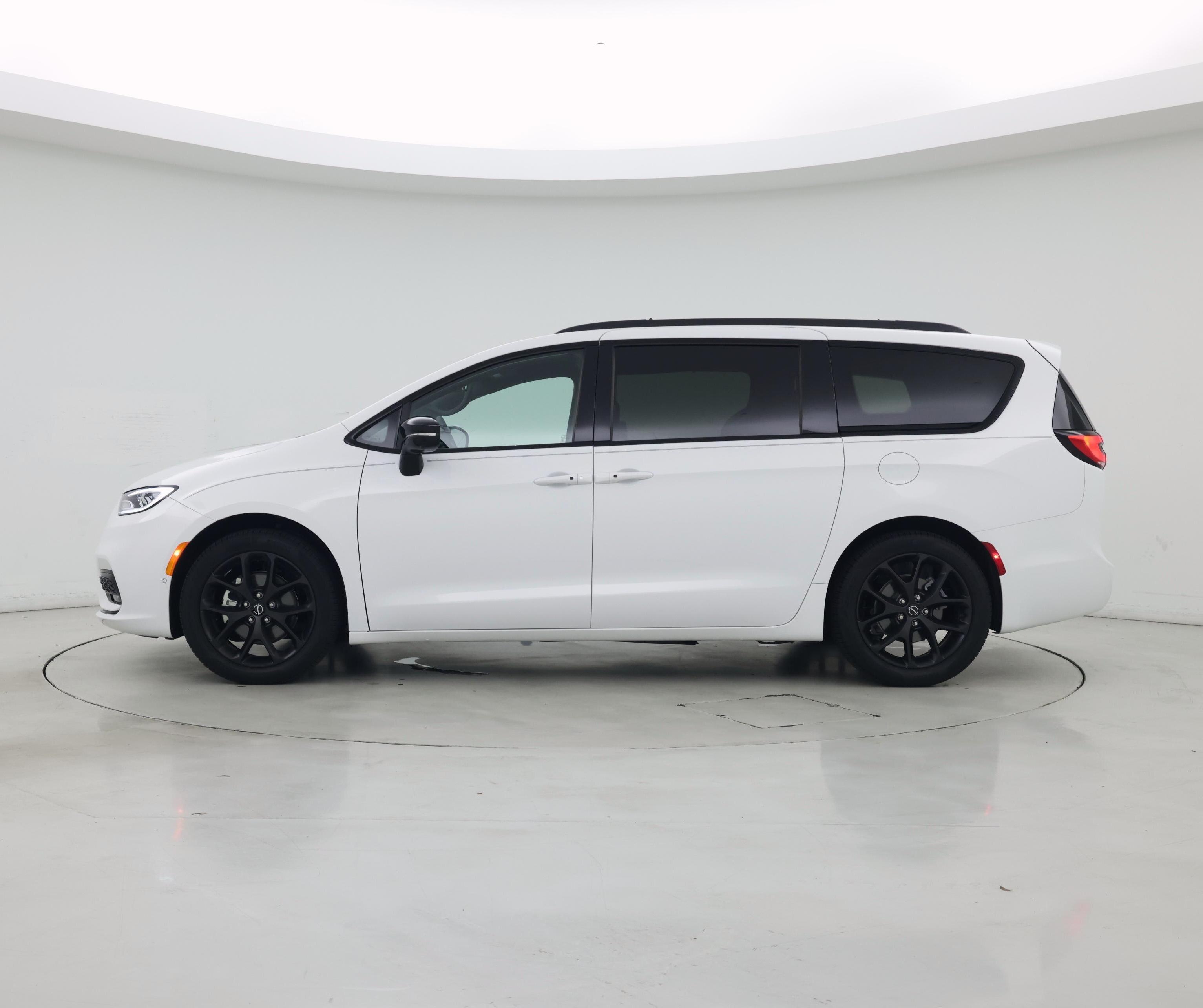 Thumbnail: 2026 Chrysler Pacifica - 3