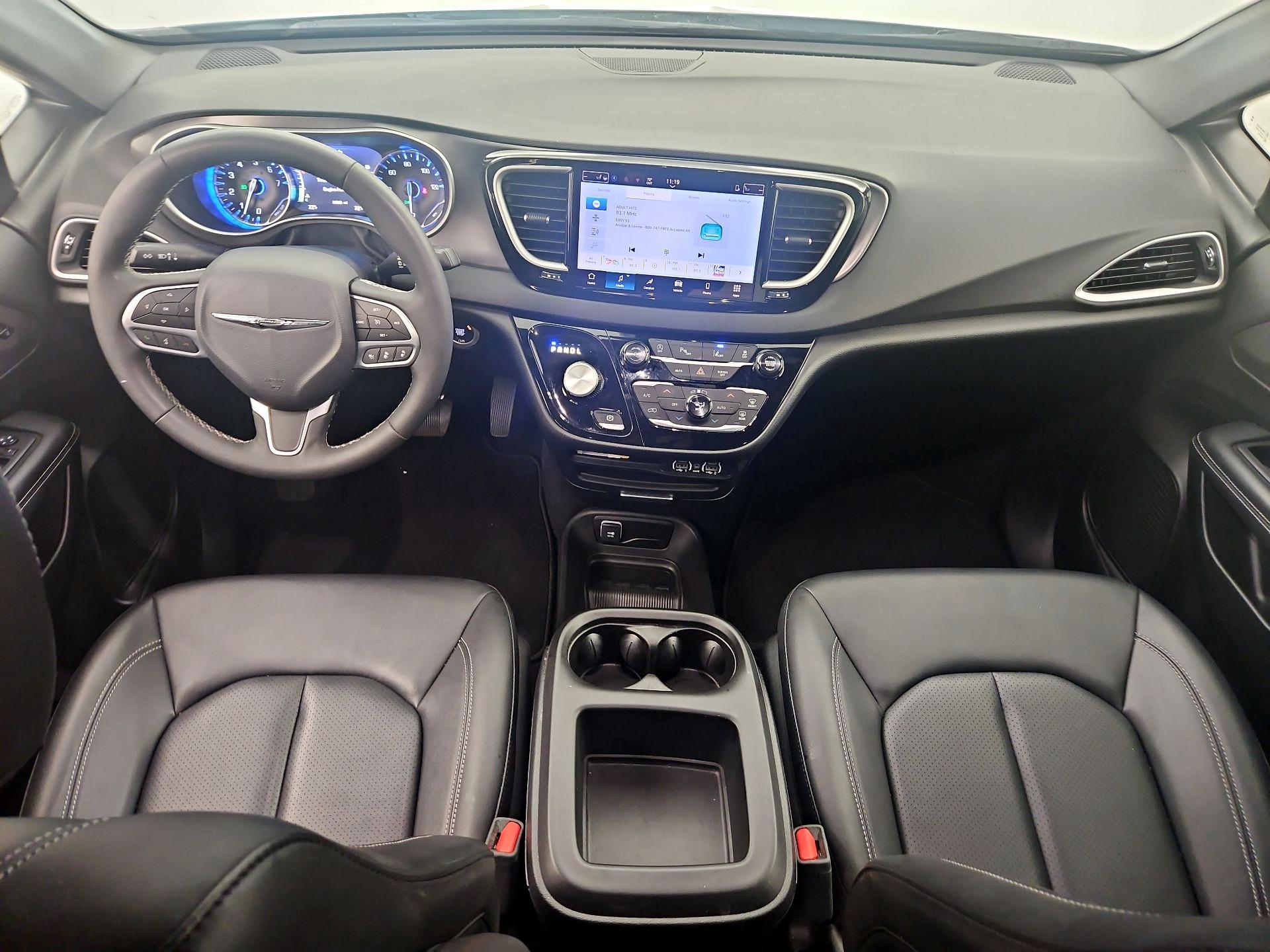 Thumbnail: 2025 Chrysler Pacifica - 9