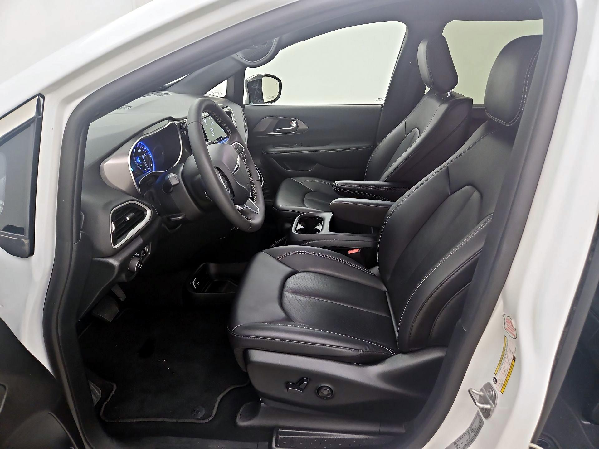 Thumbnail: 2025 Chrysler Pacifica - 9