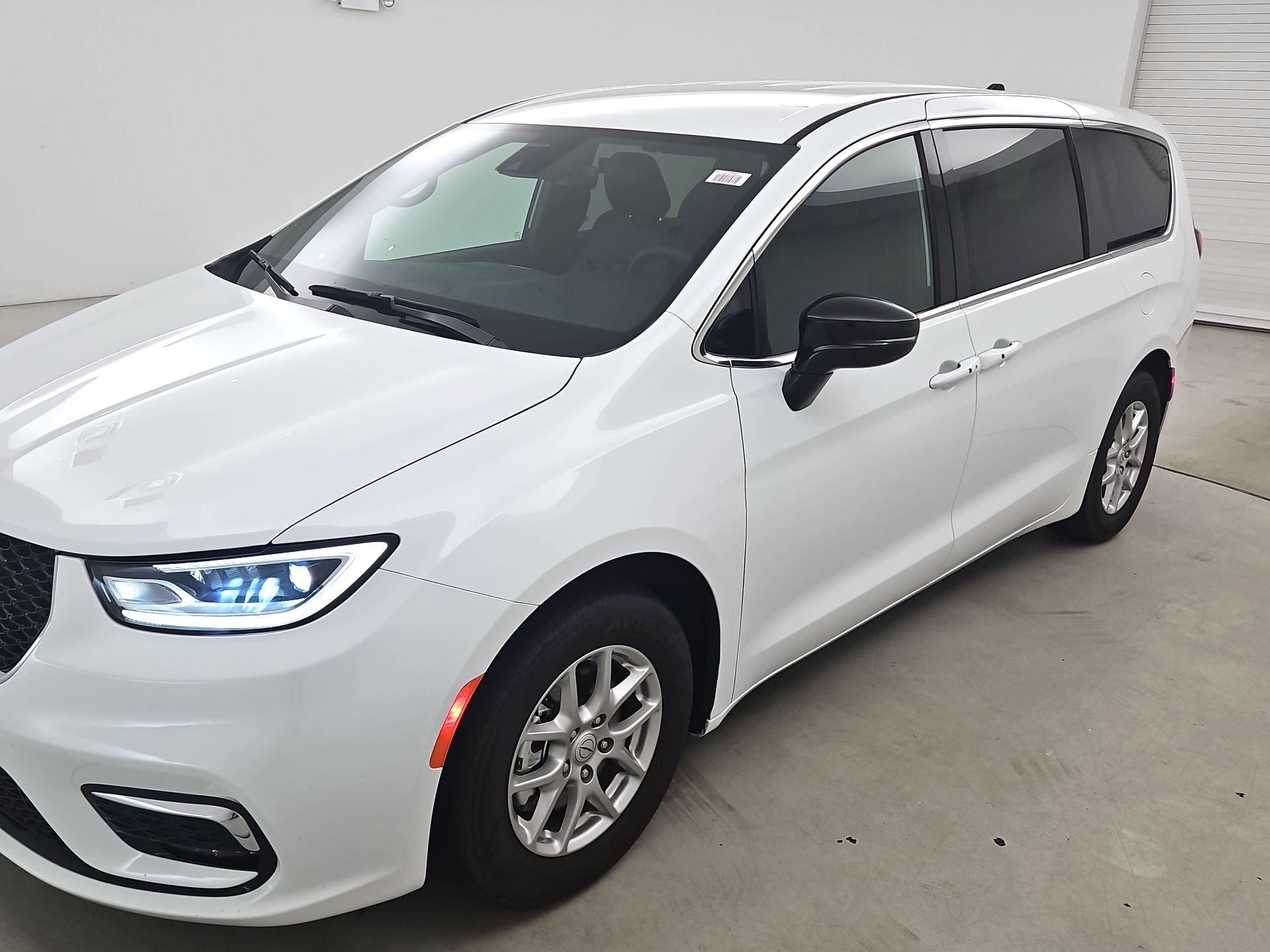 Thumbnail: 2025 Chrysler Pacifica - 3