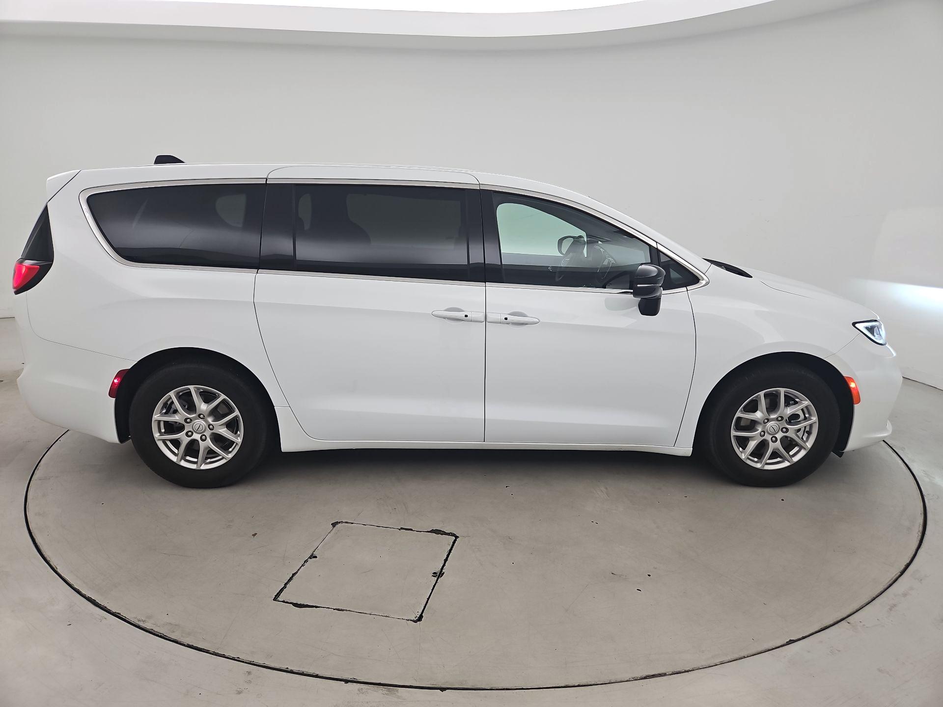 Thumbnail: 2025 Chrysler Pacifica - 4