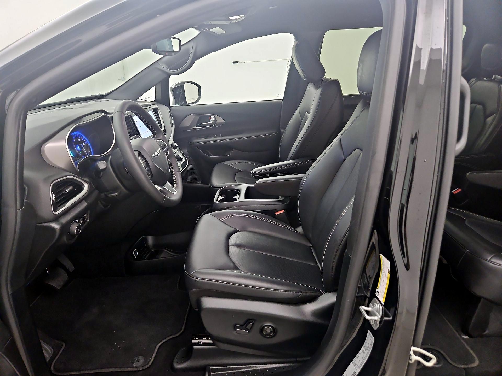 Thumbnail: 2025 Chrysler Pacifica - 9