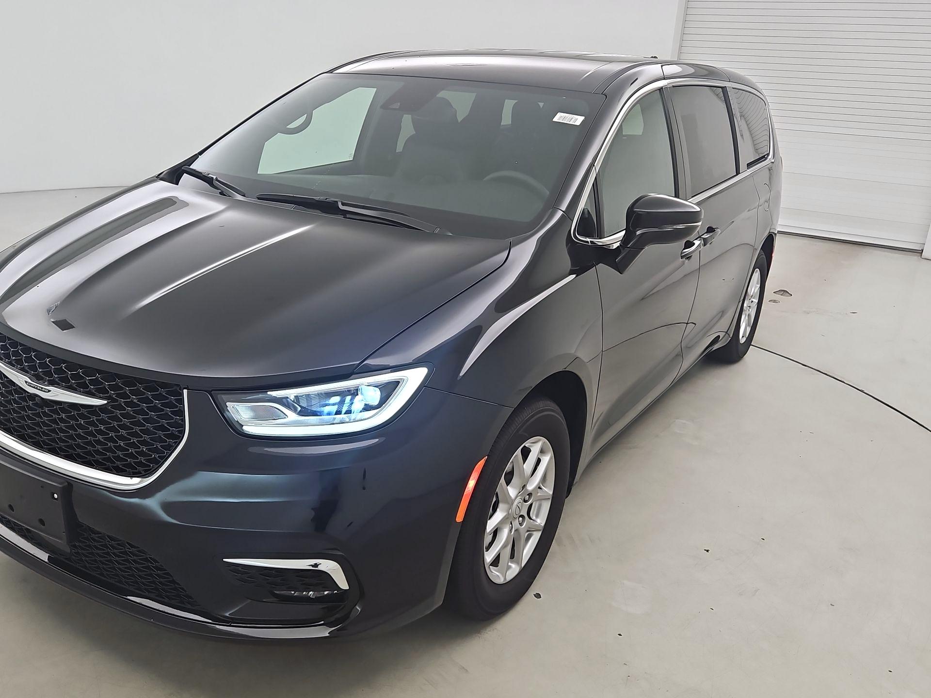 Thumbnail: 2025 Chrysler Pacifica - 3