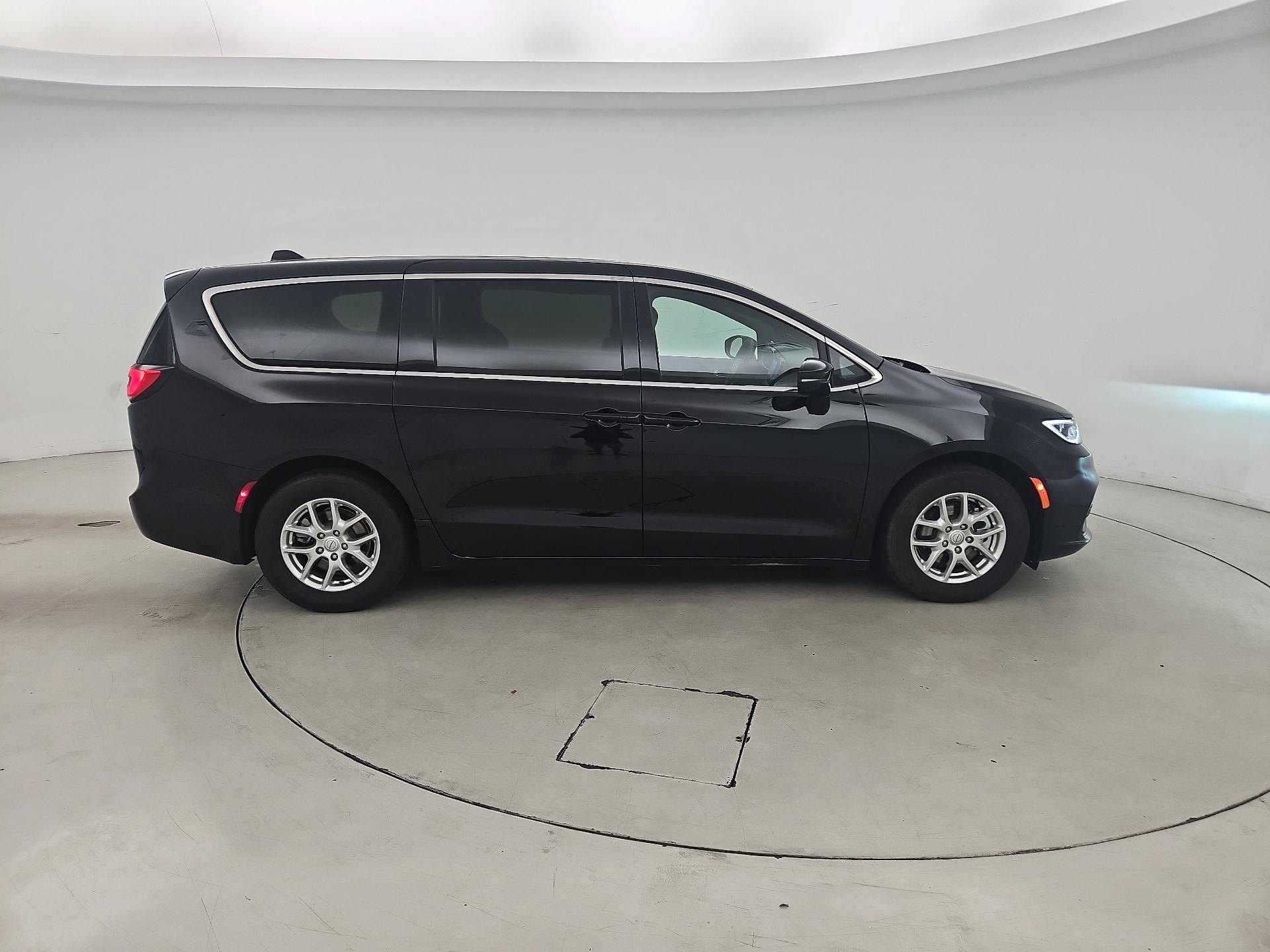 Thumbnail: 2025 Chrysler Pacifica - 4