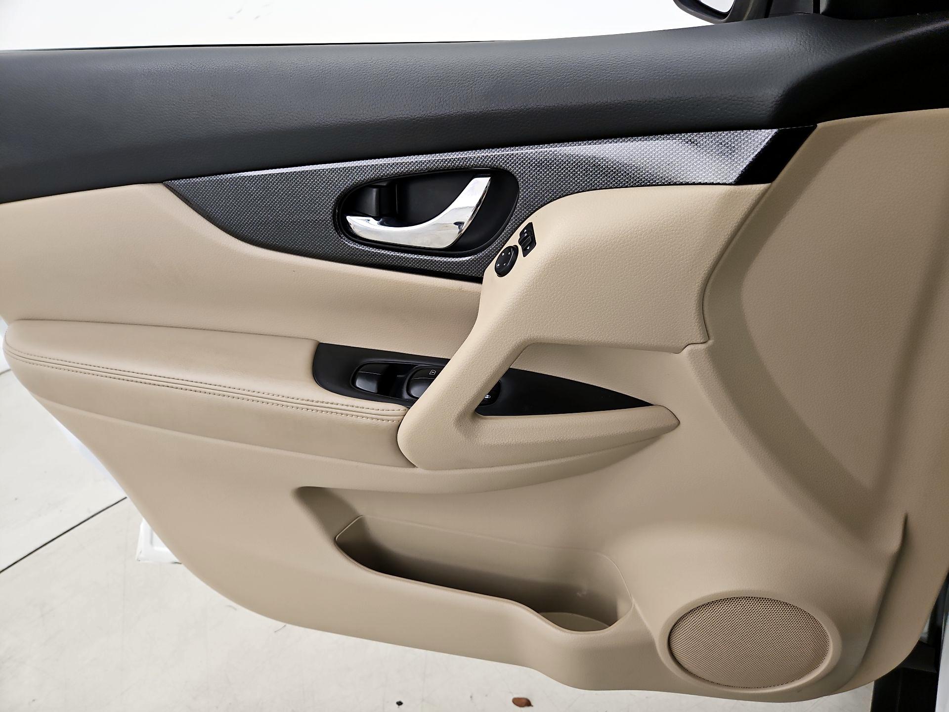 Thumbnail: 2015 Nissan Rogue - 12