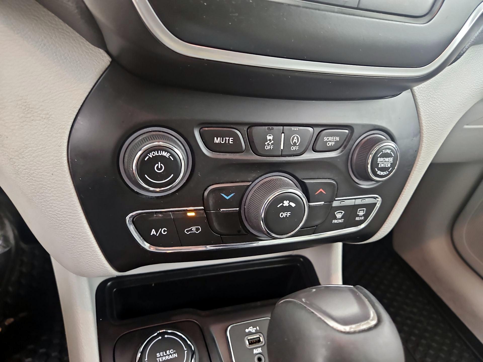 Thumbnail: 2020 Jeep Cherokee - 14