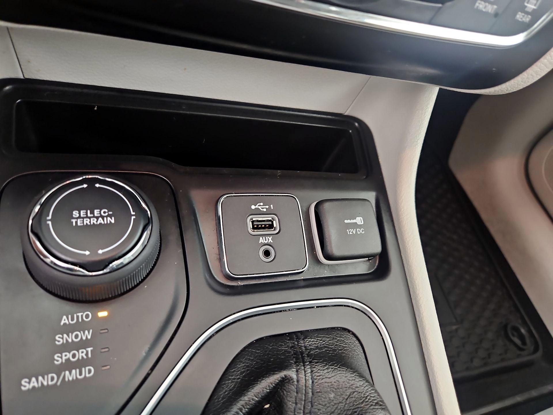 Thumbnail: 2020 Jeep Cherokee - 16