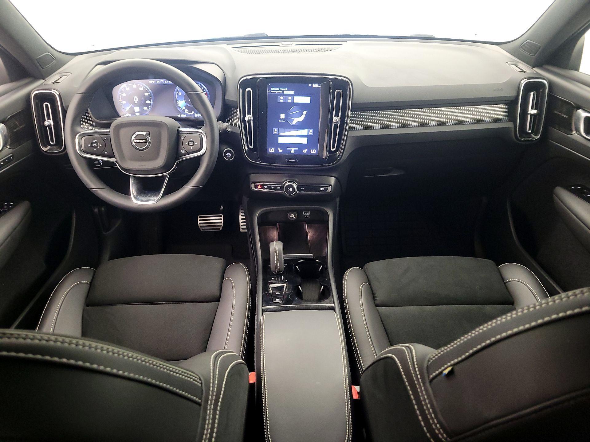 Thumbnail: 2022 Volvo XC40 - 9