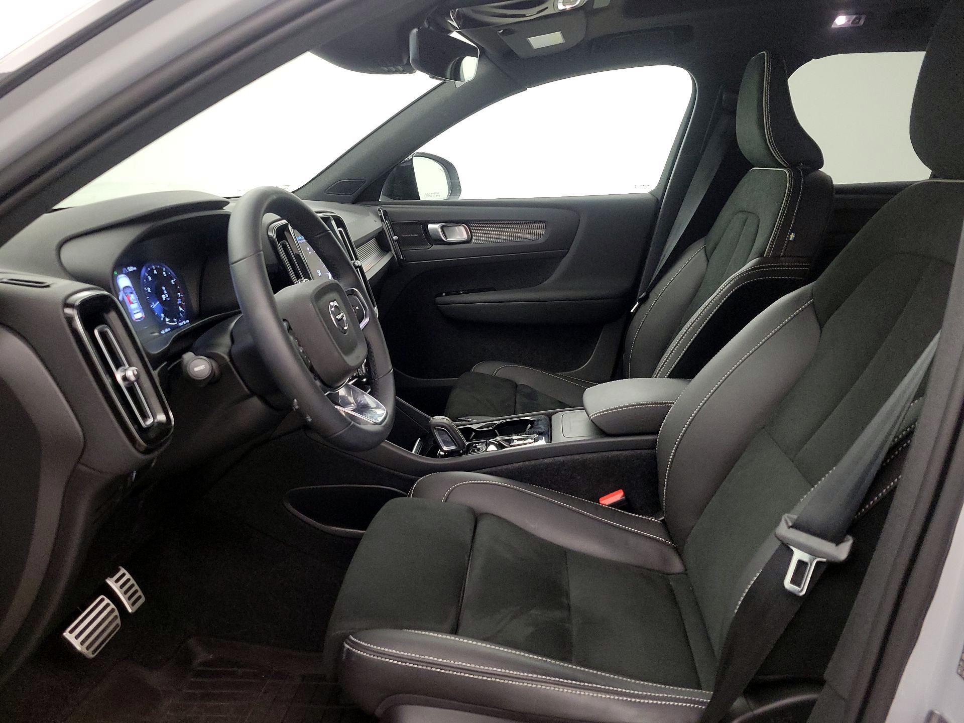 Thumbnail: 2022 Volvo XC40 - 11