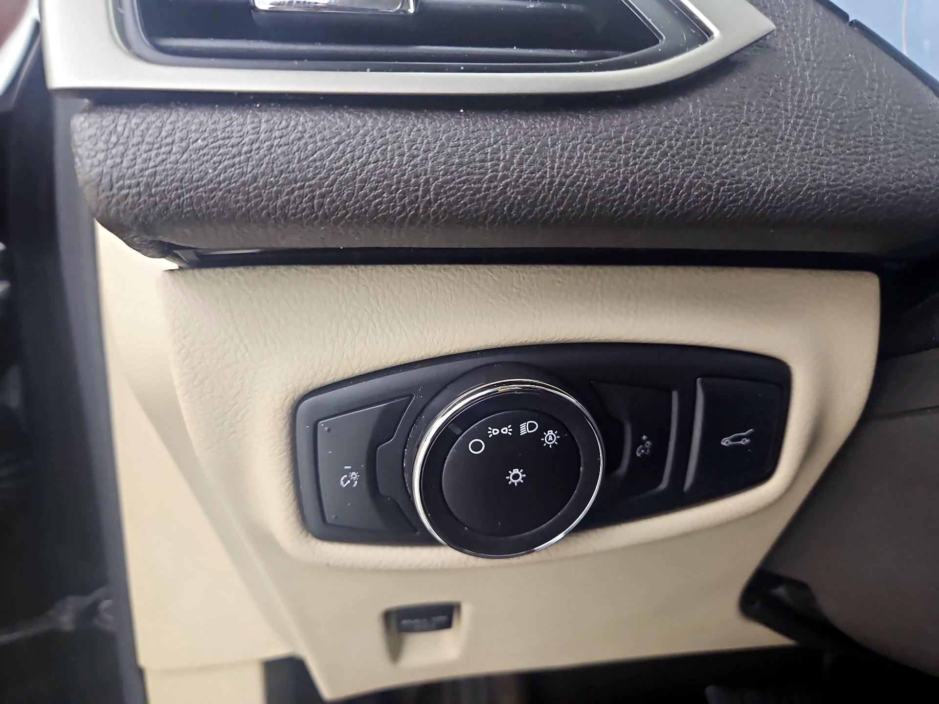 Thumbnail: 2015 Lincoln MKZ - 11