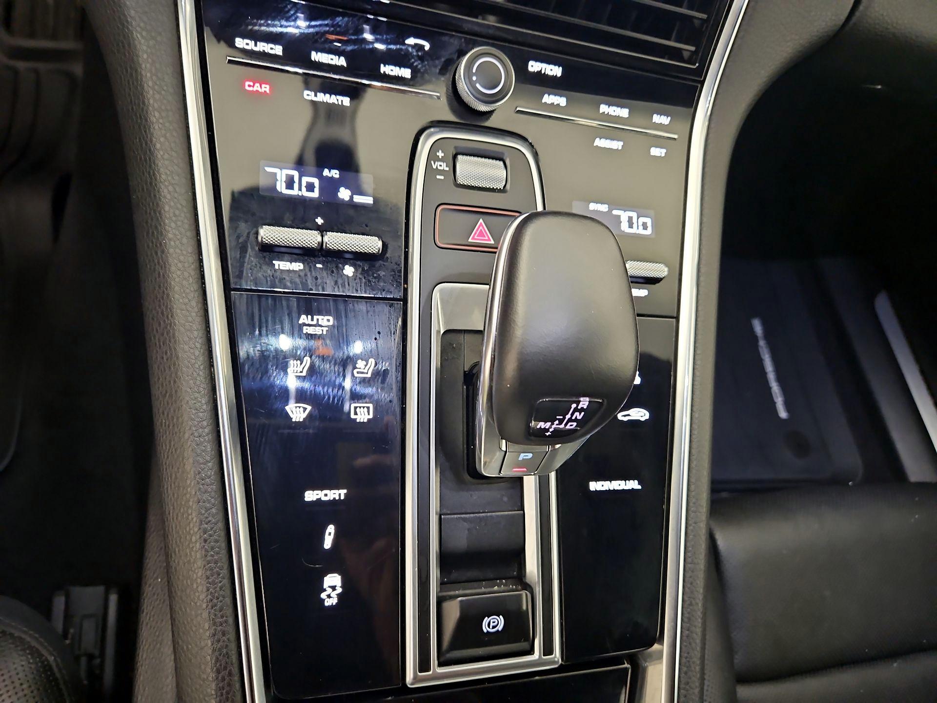 Thumbnail: 2020 Porsche Panamera - 15