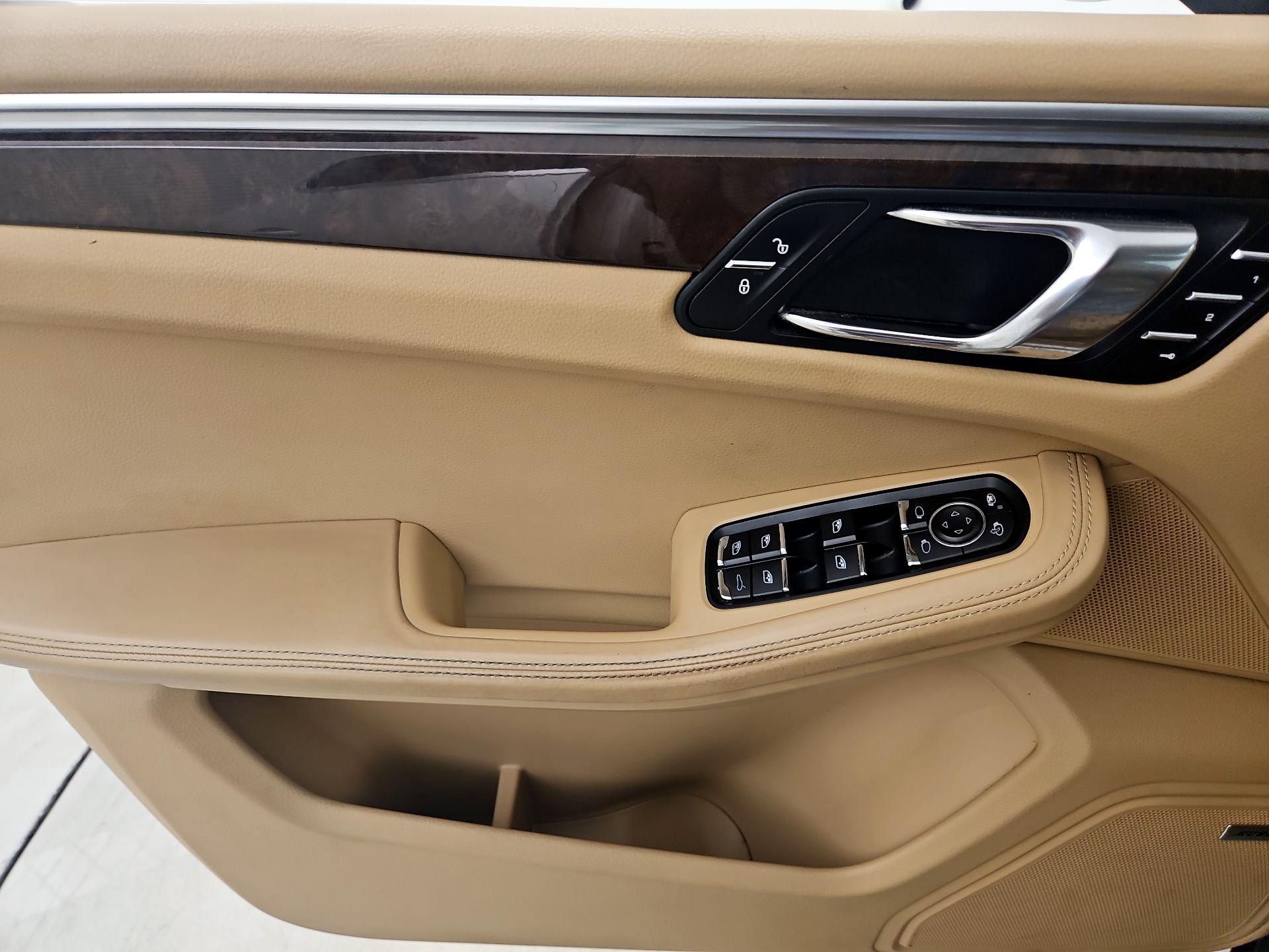 Thumbnail: 2016 Porsche Macan - 10