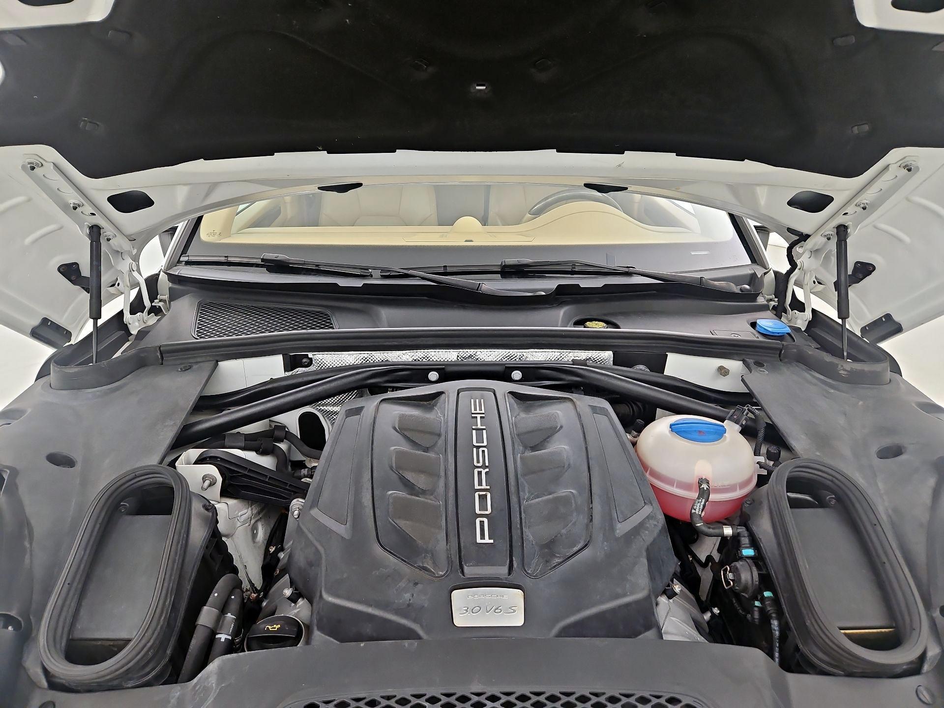 Thumbnail: 2016 Porsche Macan - 20