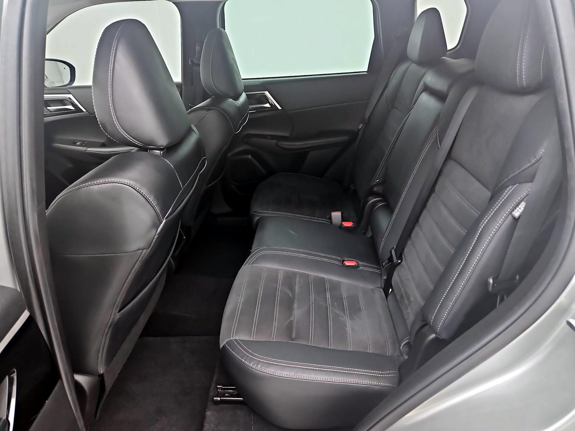 Thumbnail: 2022 Mitsubishi Outlander - 18
