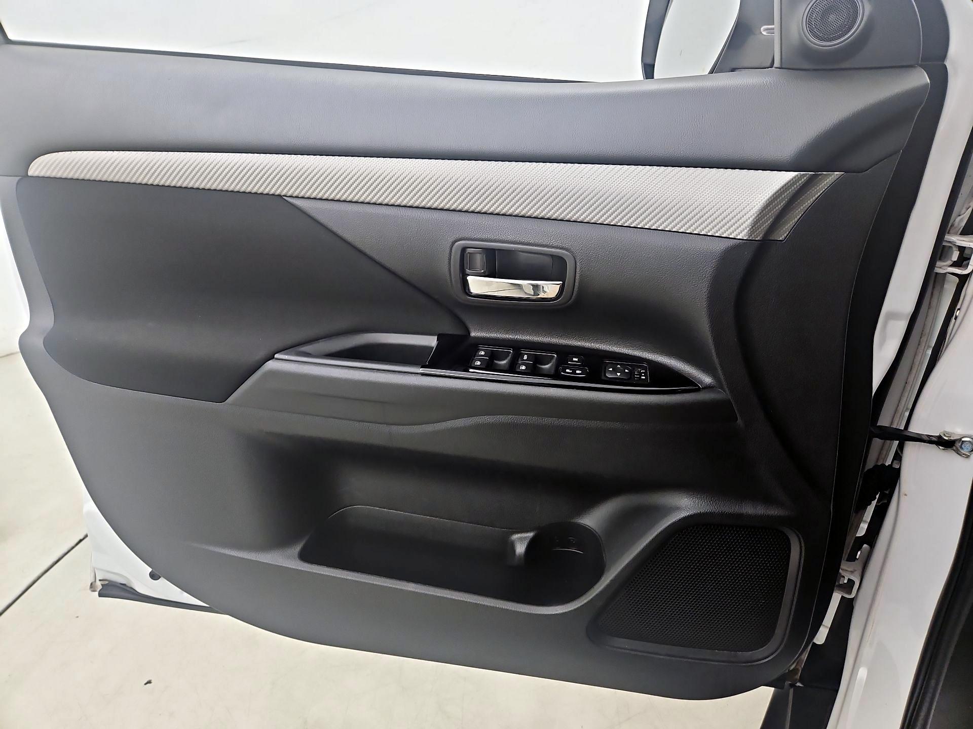 Thumbnail: 2018 Mitsubishi Outlander - 10