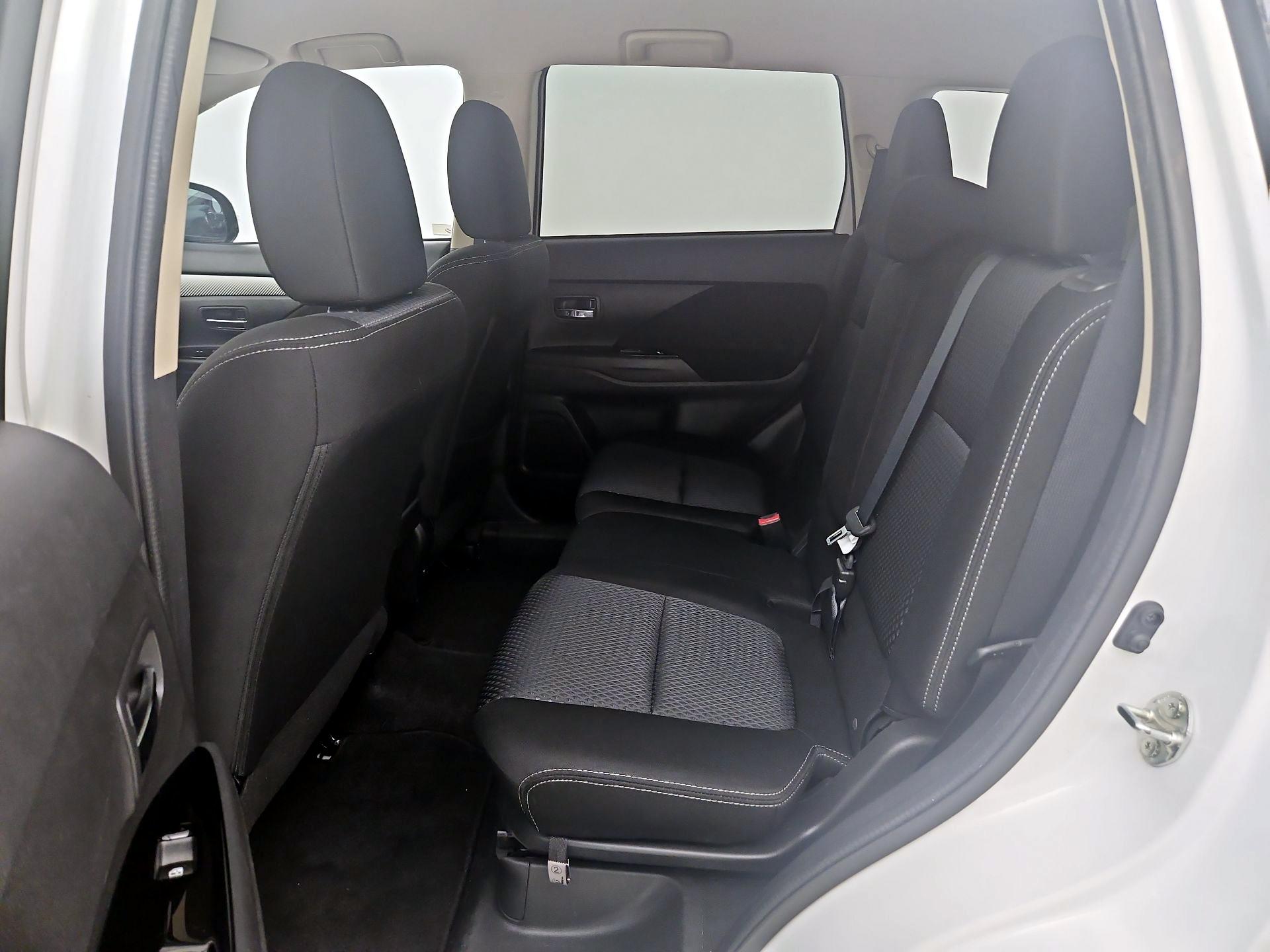 Thumbnail: 2018 Mitsubishi Outlander - 16