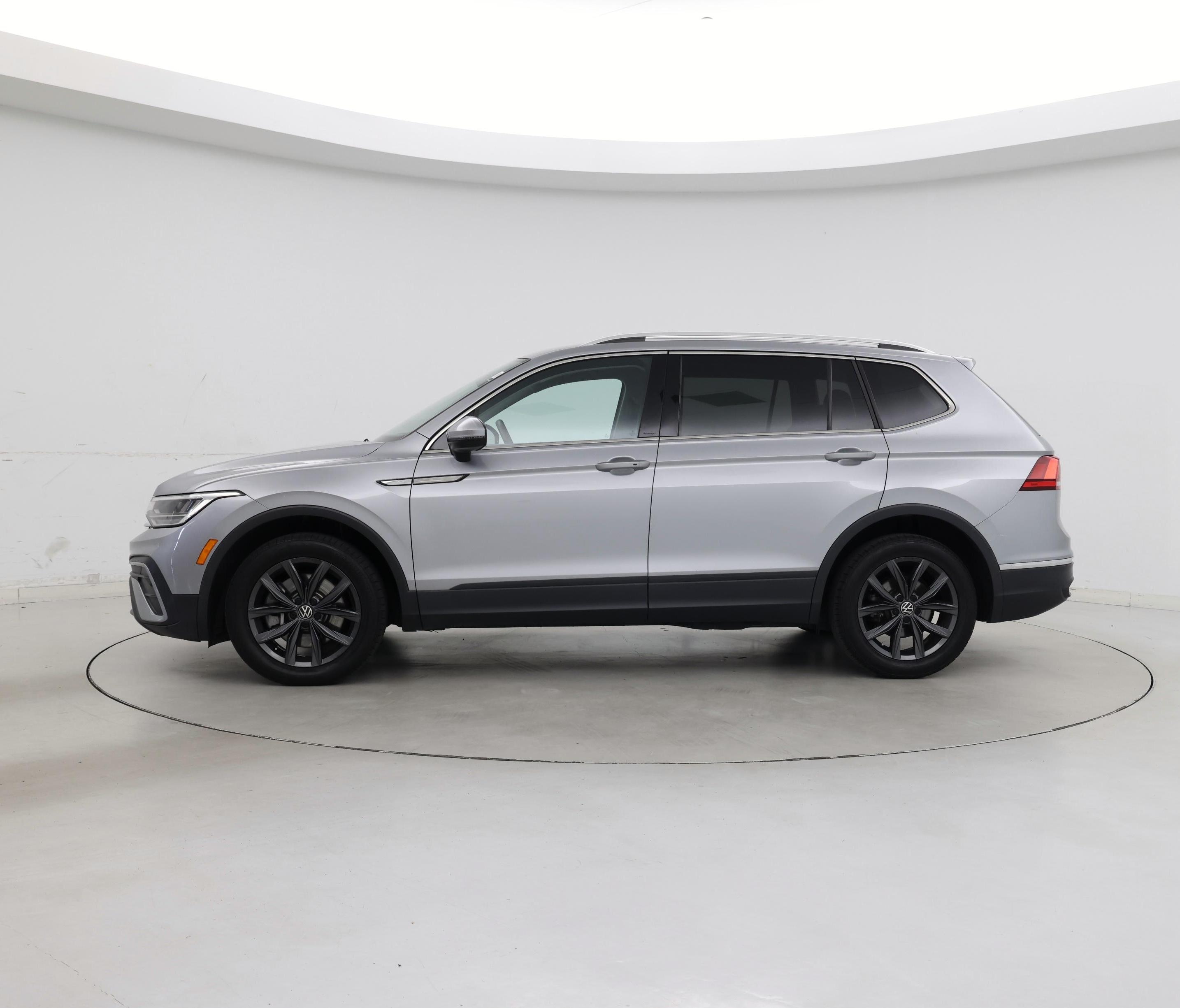 Thumbnail: 2022 Volkswagen Tiguan - 3