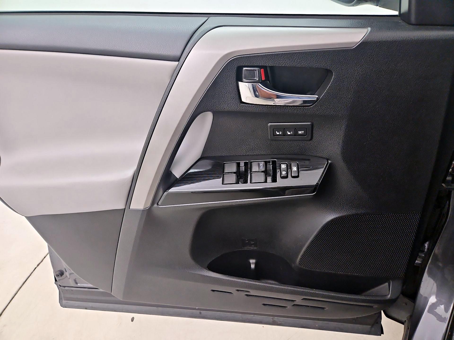 Thumbnail: 2018 Toyota RAV4 - 10