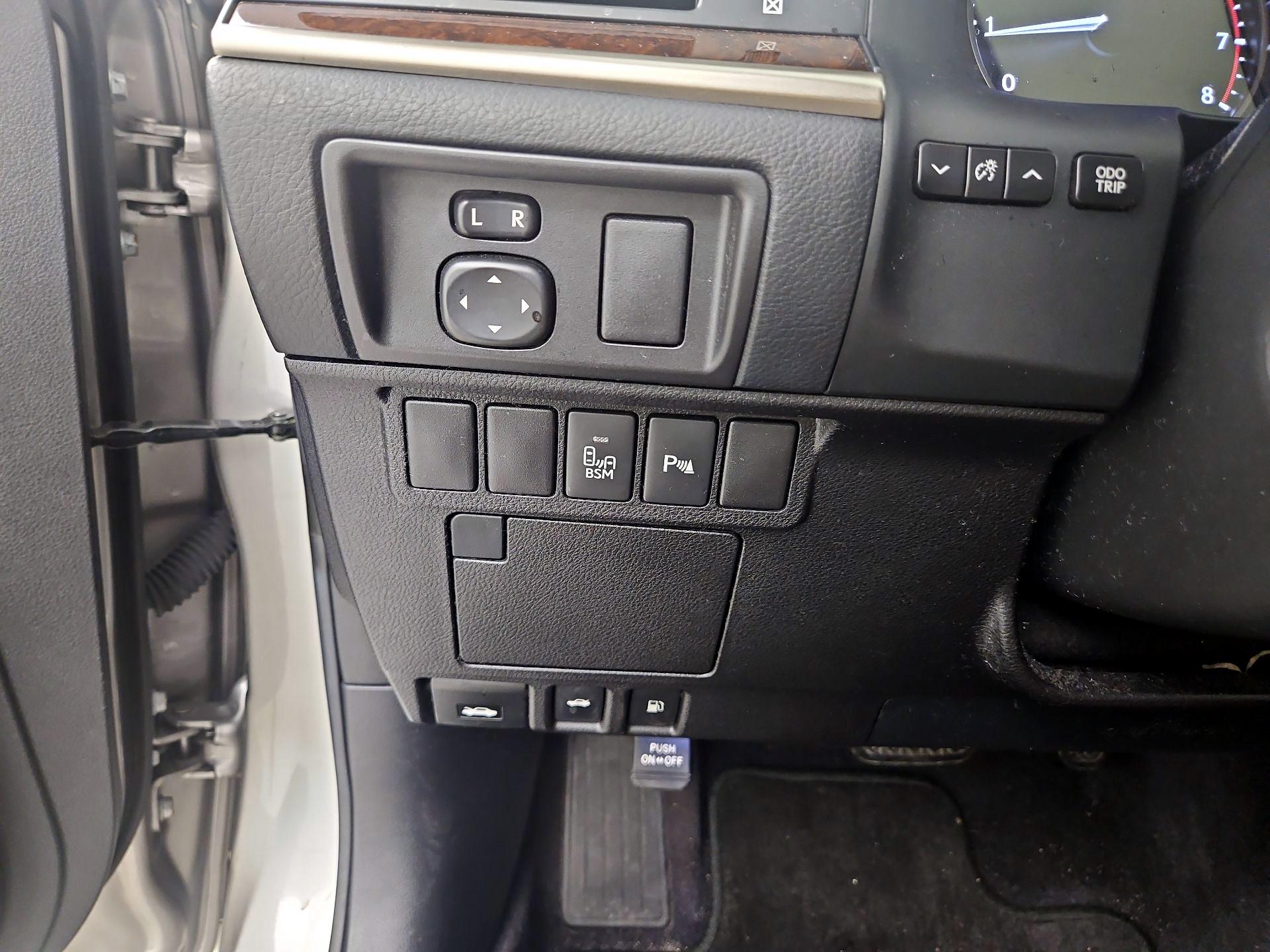 Thumbnail: 2015 Lexus ES - 11