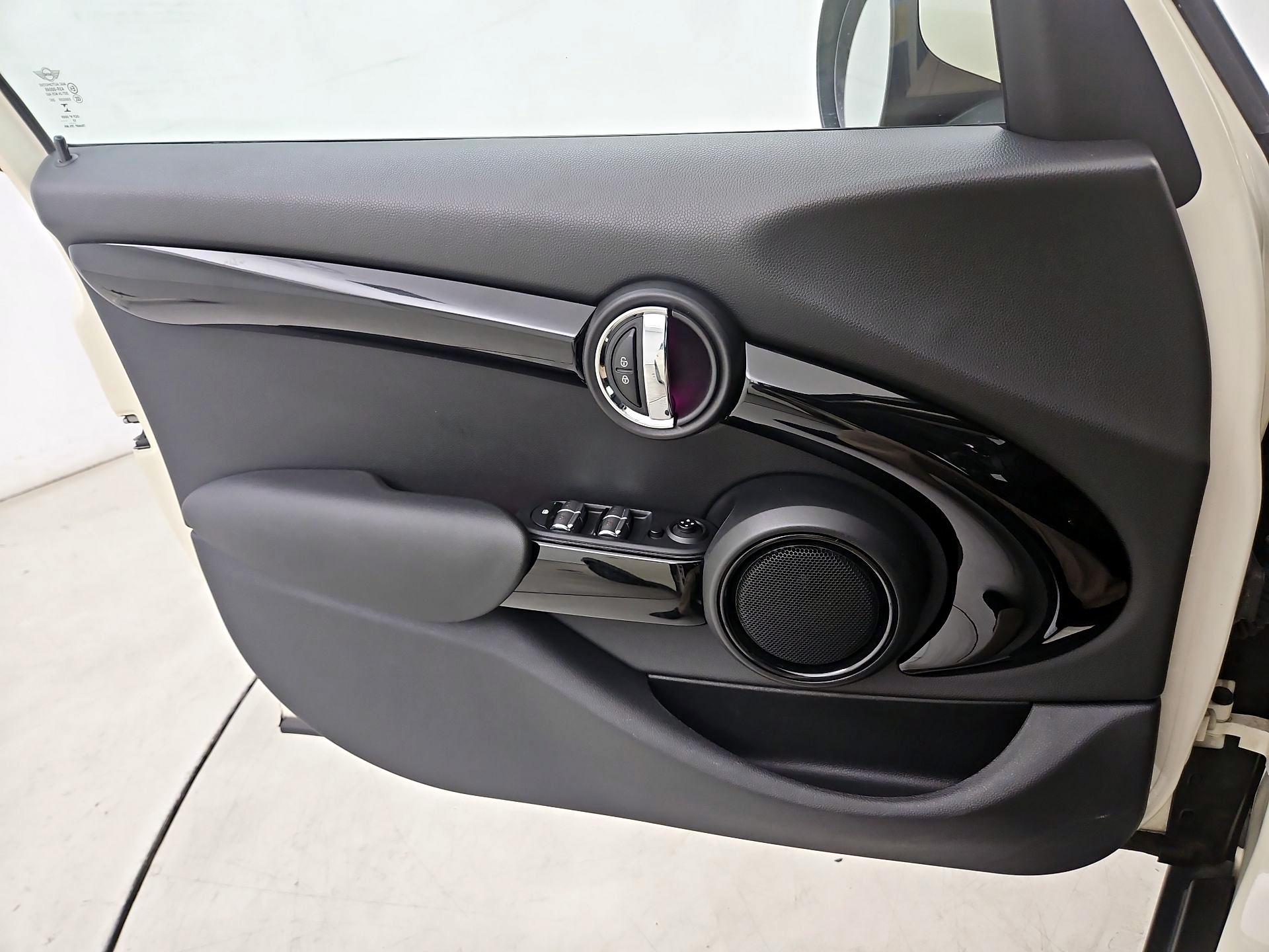 Thumbnail: 2016 MINI Cooper Hardtop - 10