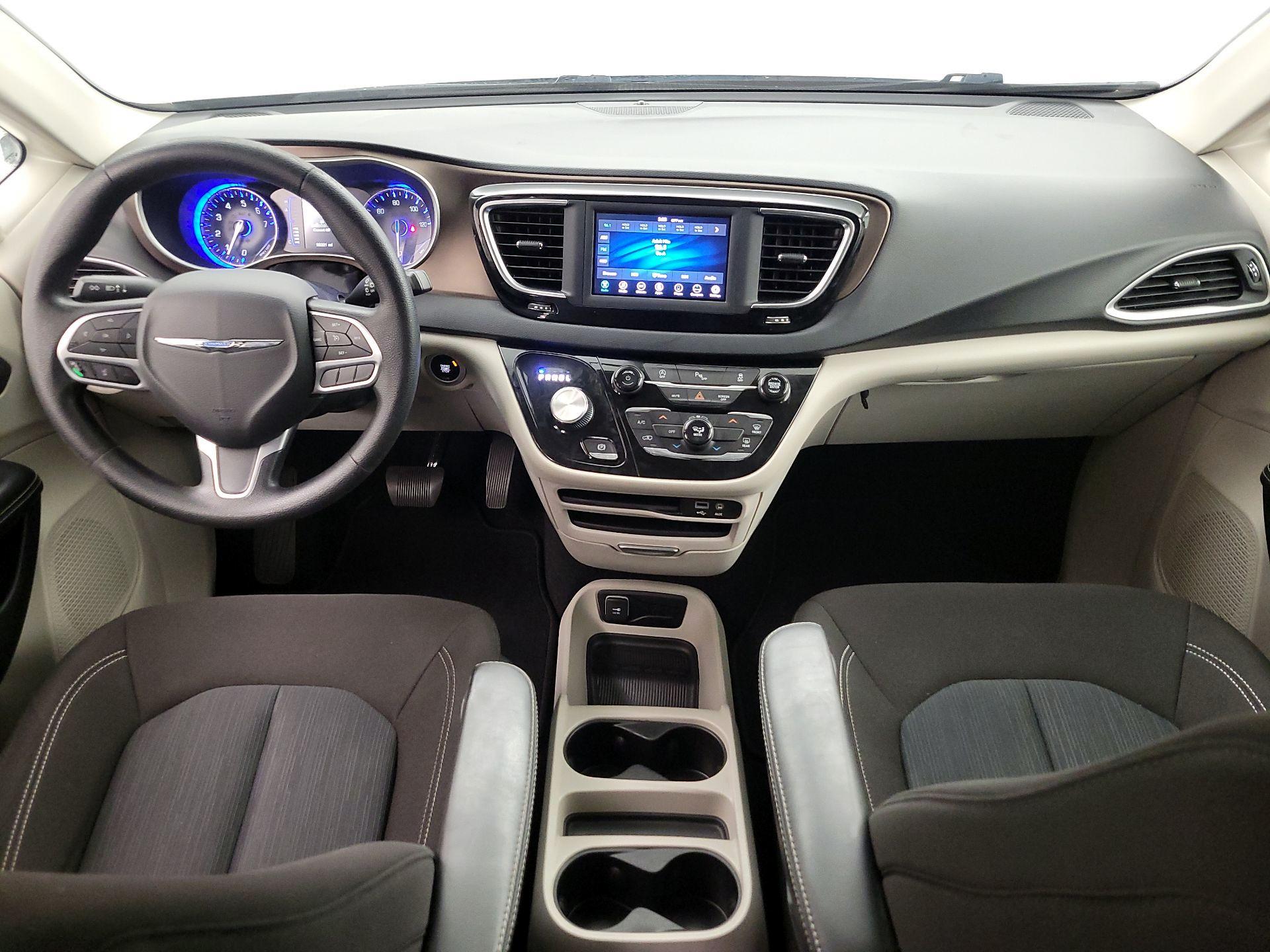 Thumbnail: 2020 Chrysler Voyager - 9