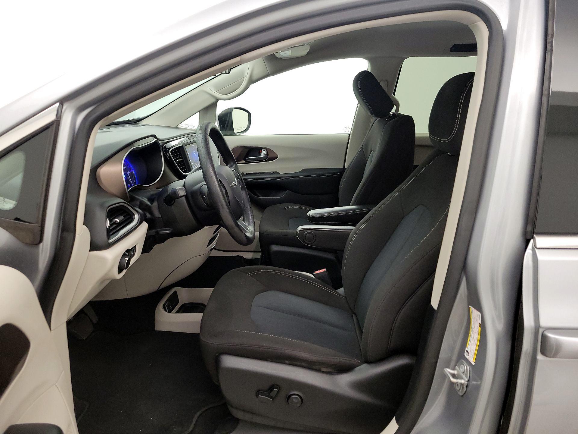 Thumbnail: 2020 Chrysler Voyager - 11