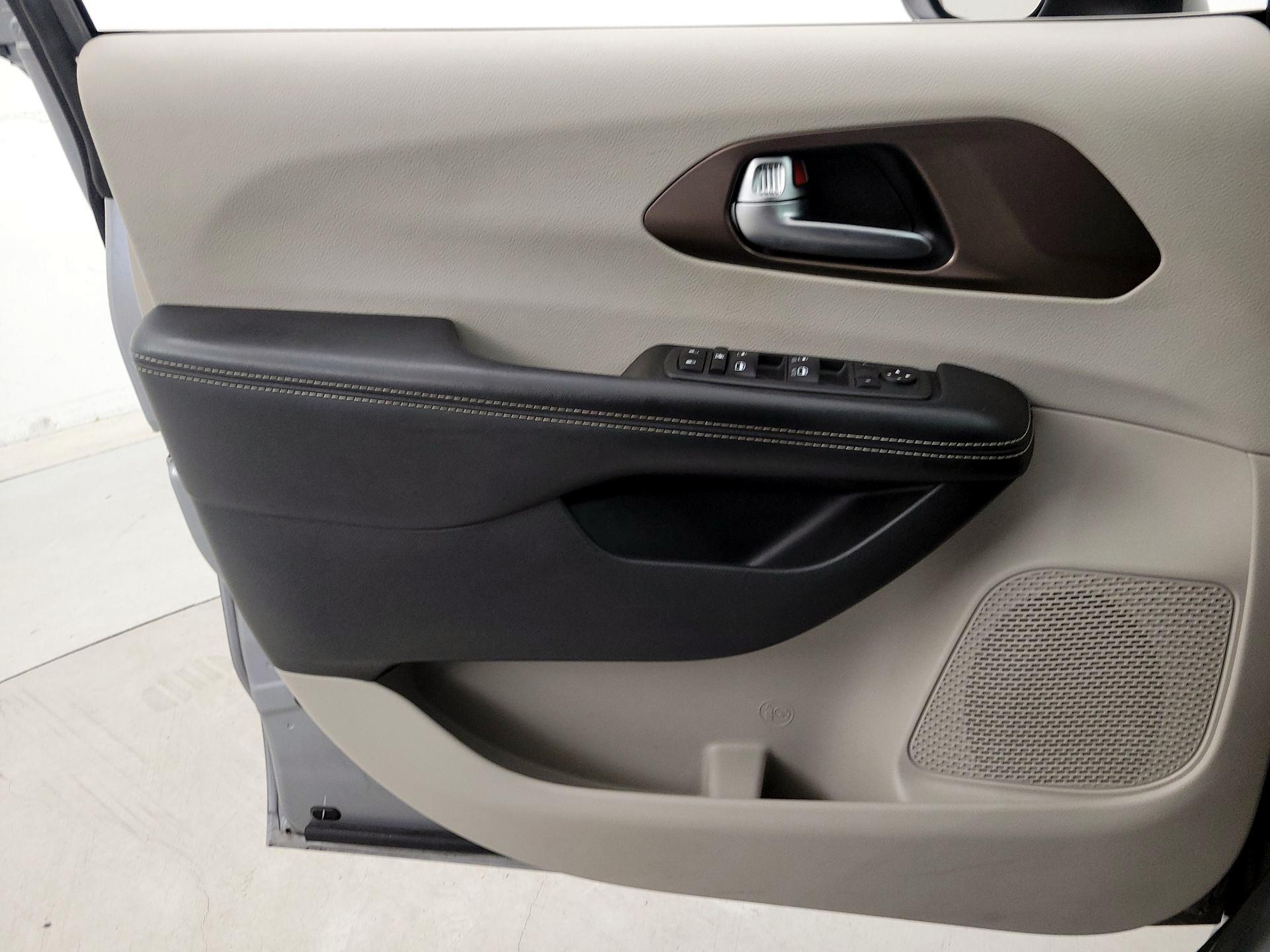 Thumbnail: 2020 Chrysler Voyager - 12