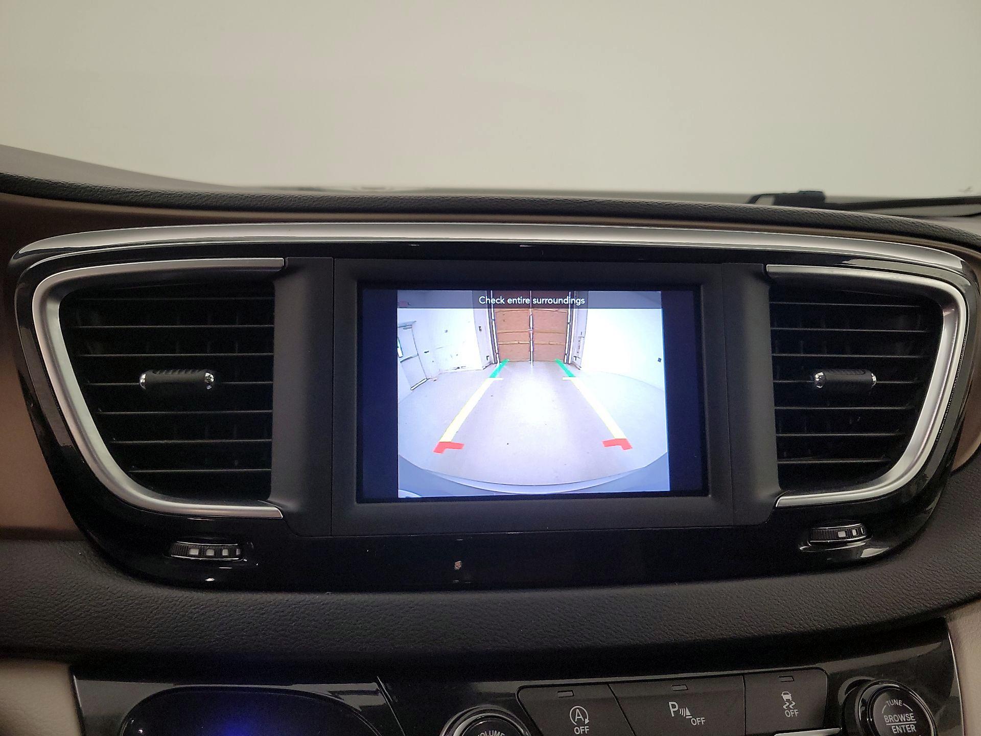 Thumbnail: 2020 Chrysler Voyager - 14
