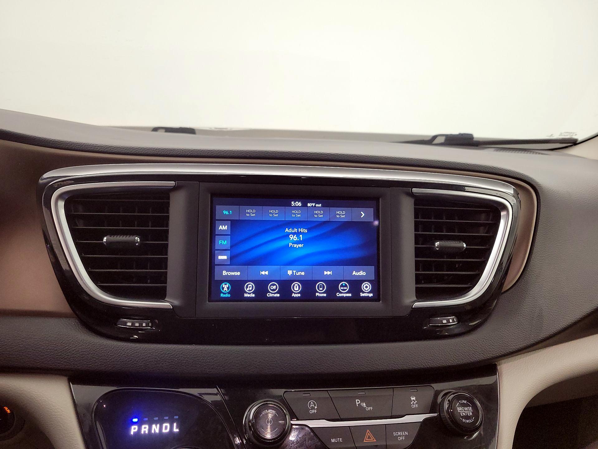 Thumbnail: 2020 Chrysler Voyager - 15