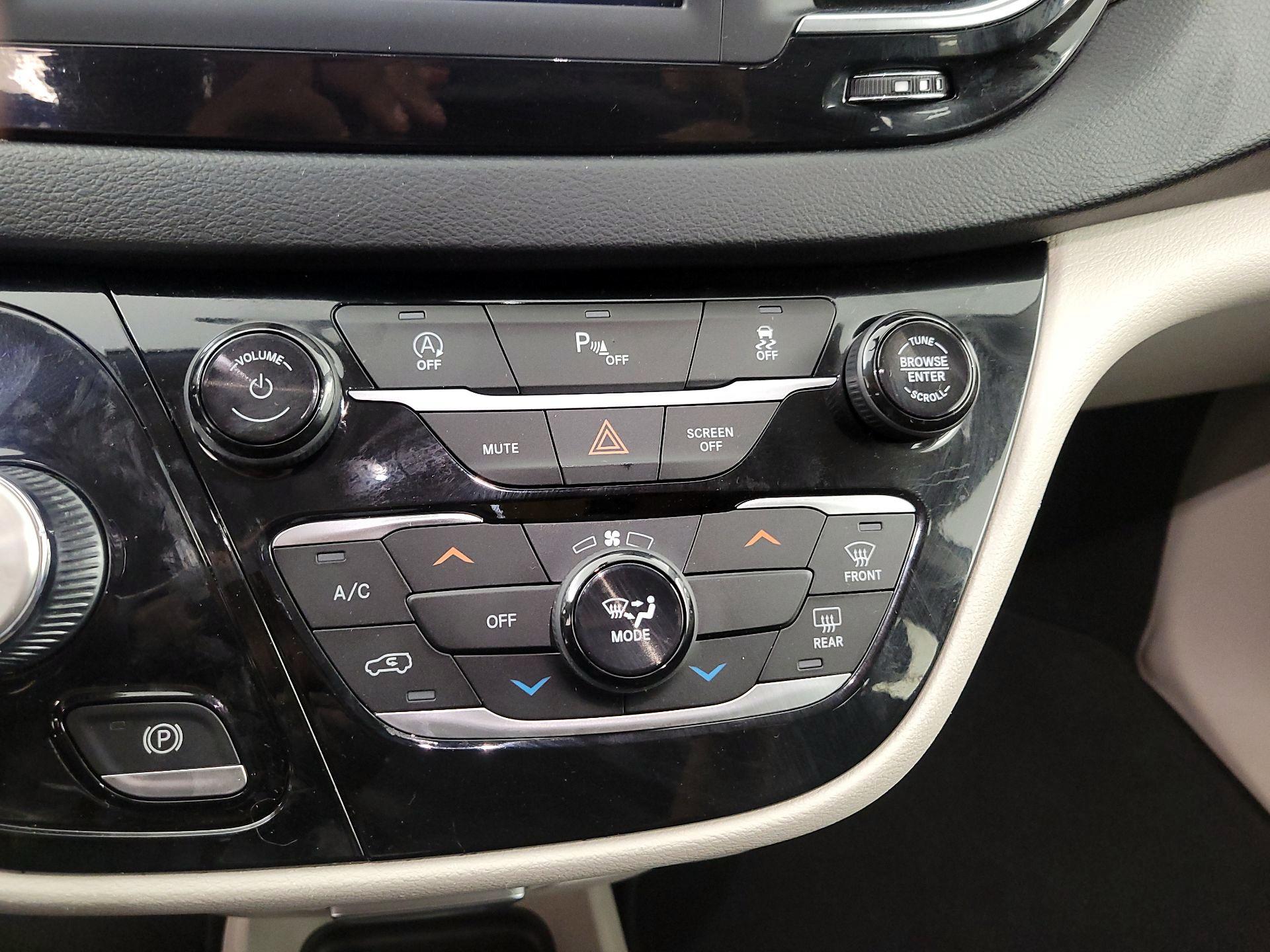 Thumbnail: 2020 Chrysler Voyager - 16