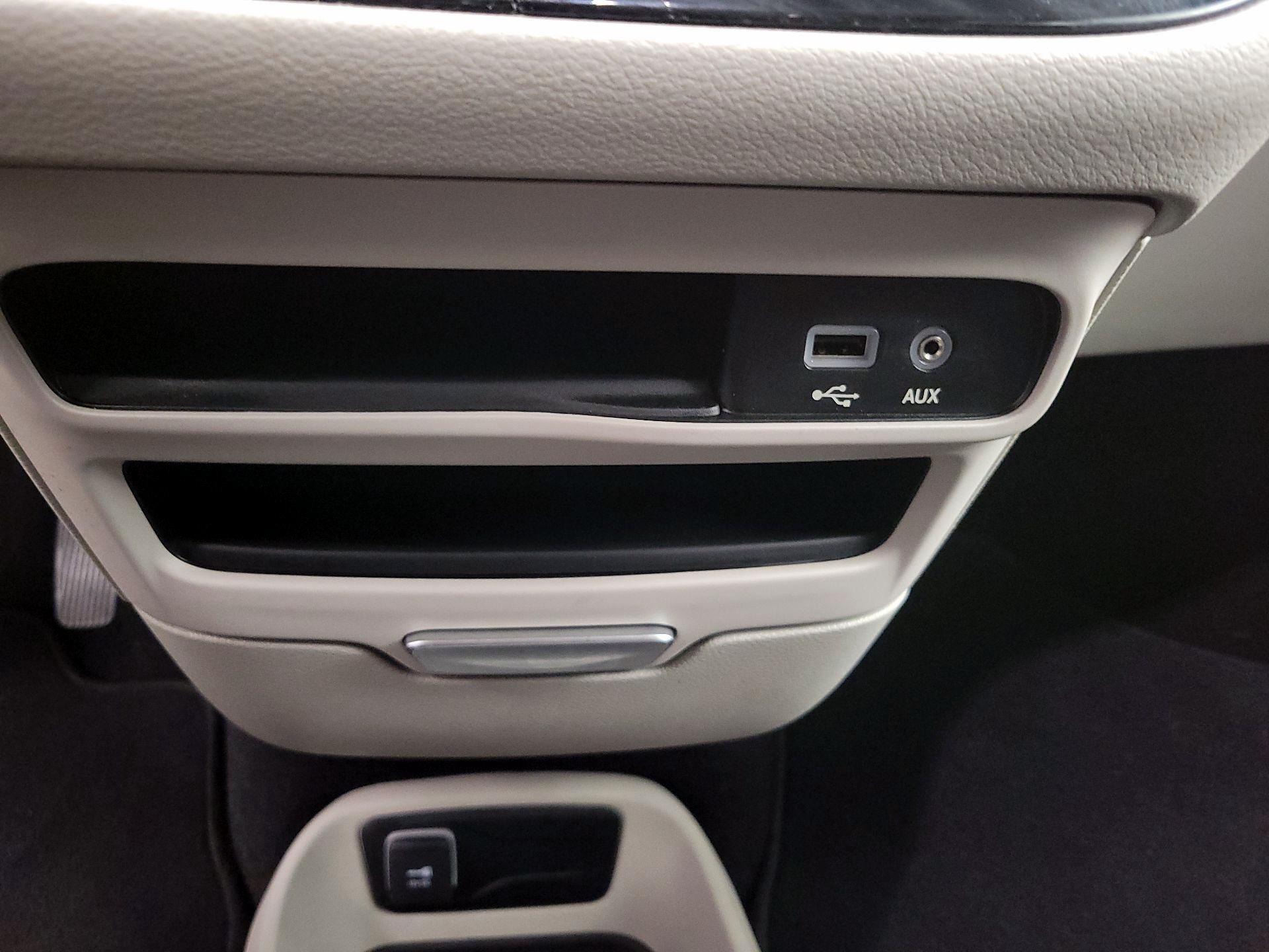 Thumbnail: 2020 Chrysler Voyager - 18
