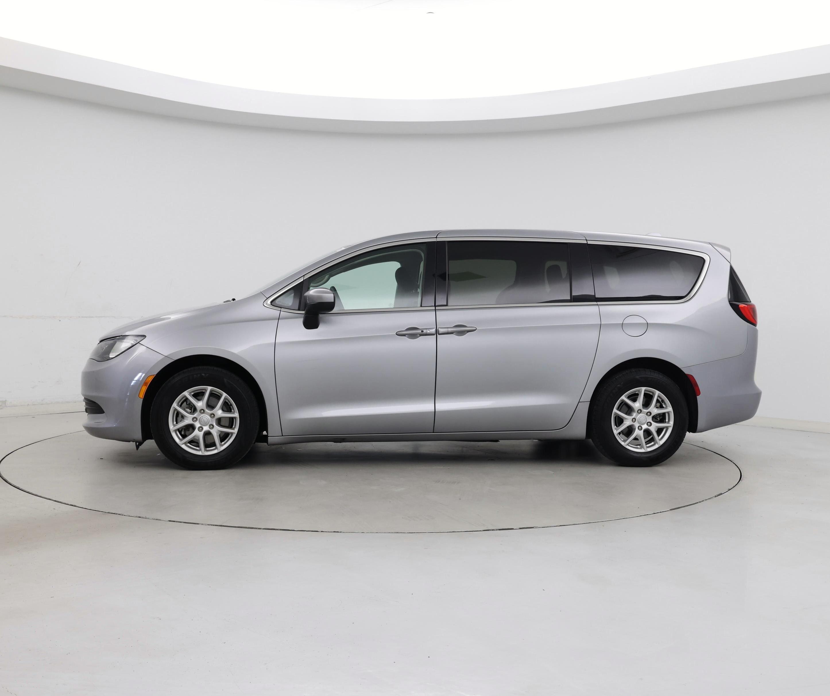 Thumbnail: 2020 Chrysler Voyager - 3