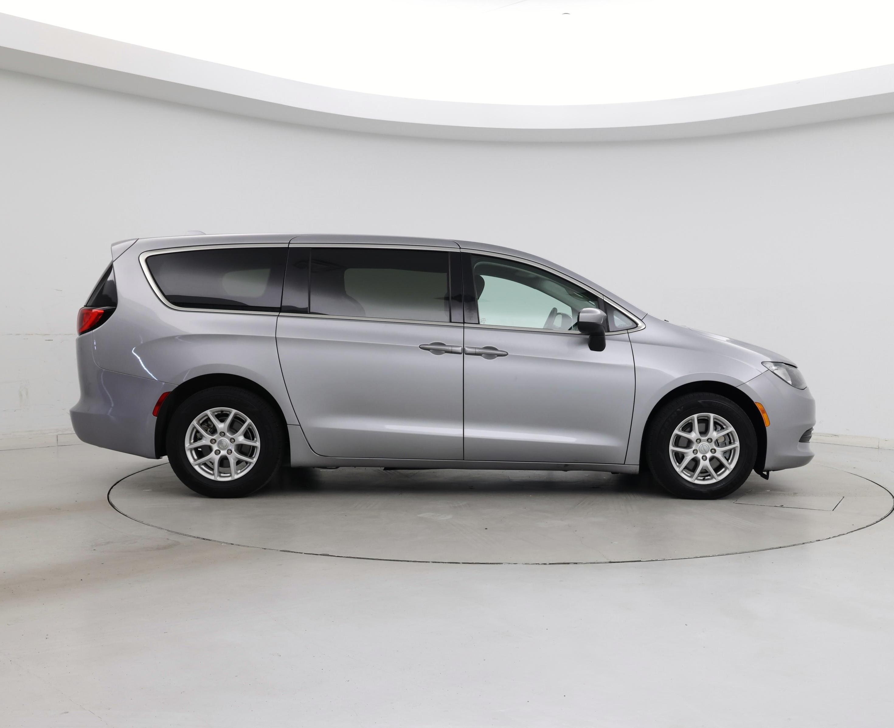 Thumbnail: 2020 Chrysler Voyager - 7