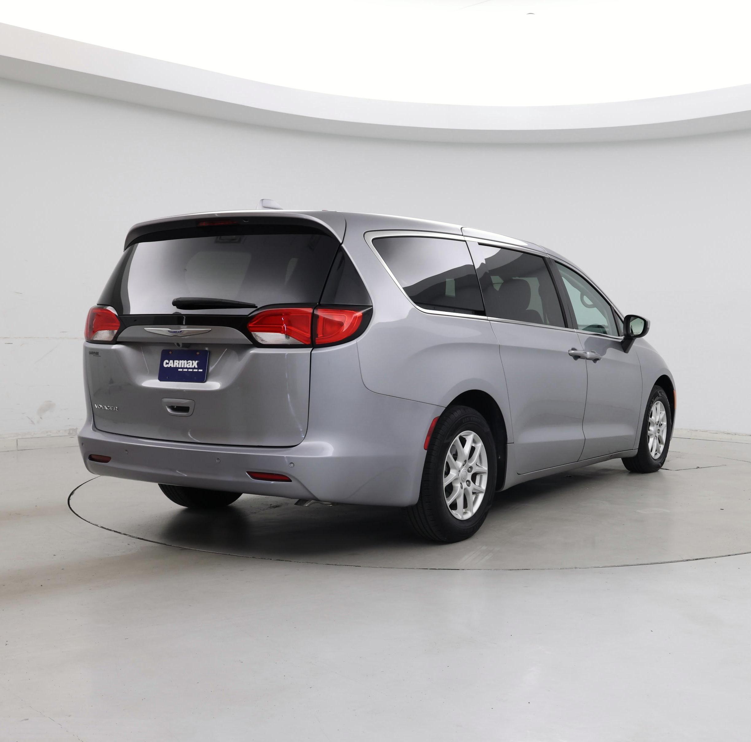 Thumbnail: 2020 Chrysler Voyager - 8