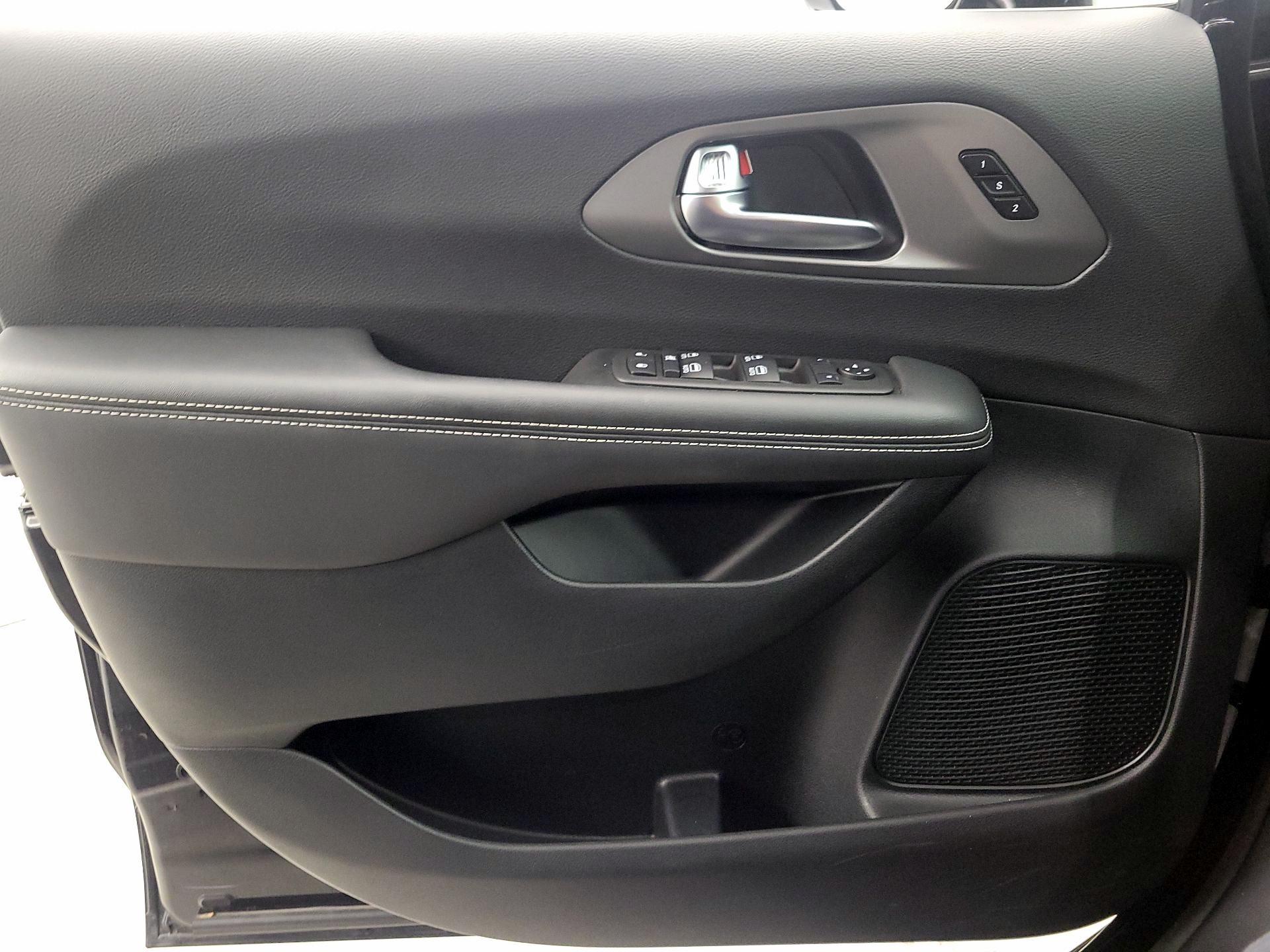 Thumbnail: 2025 Chrysler Pacifica - 12