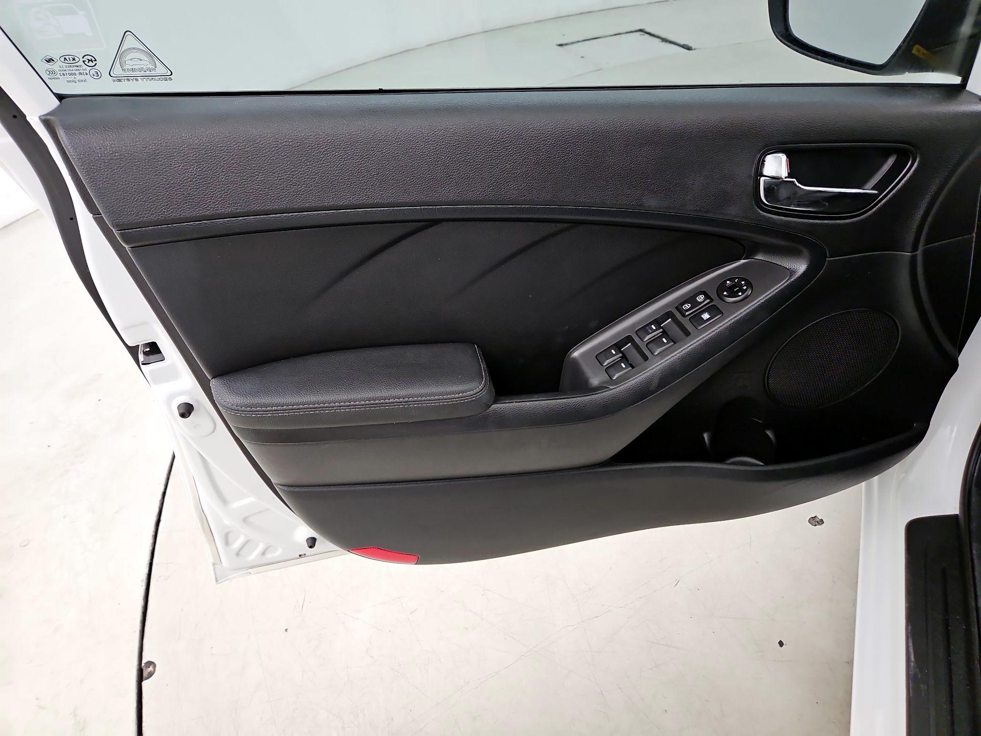 Thumbnail: 2017 Kia Forte - 10