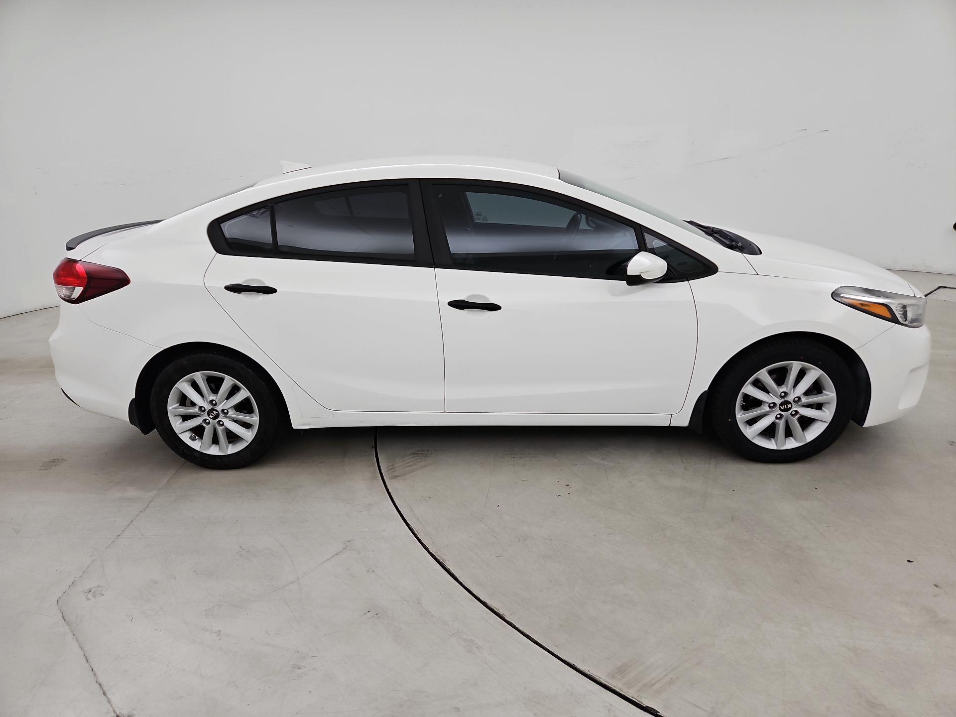 Thumbnail: 2017 Kia Forte - 4