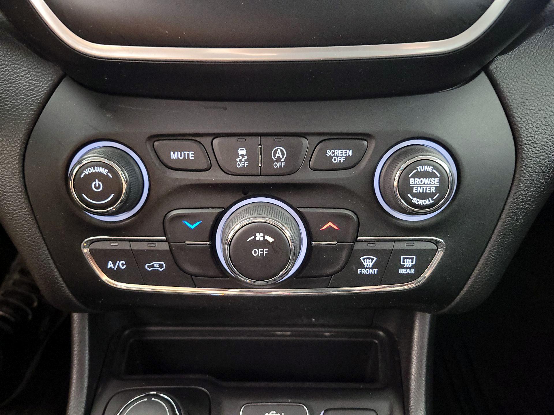 Thumbnail: 2021 Jeep Cherokee - 16