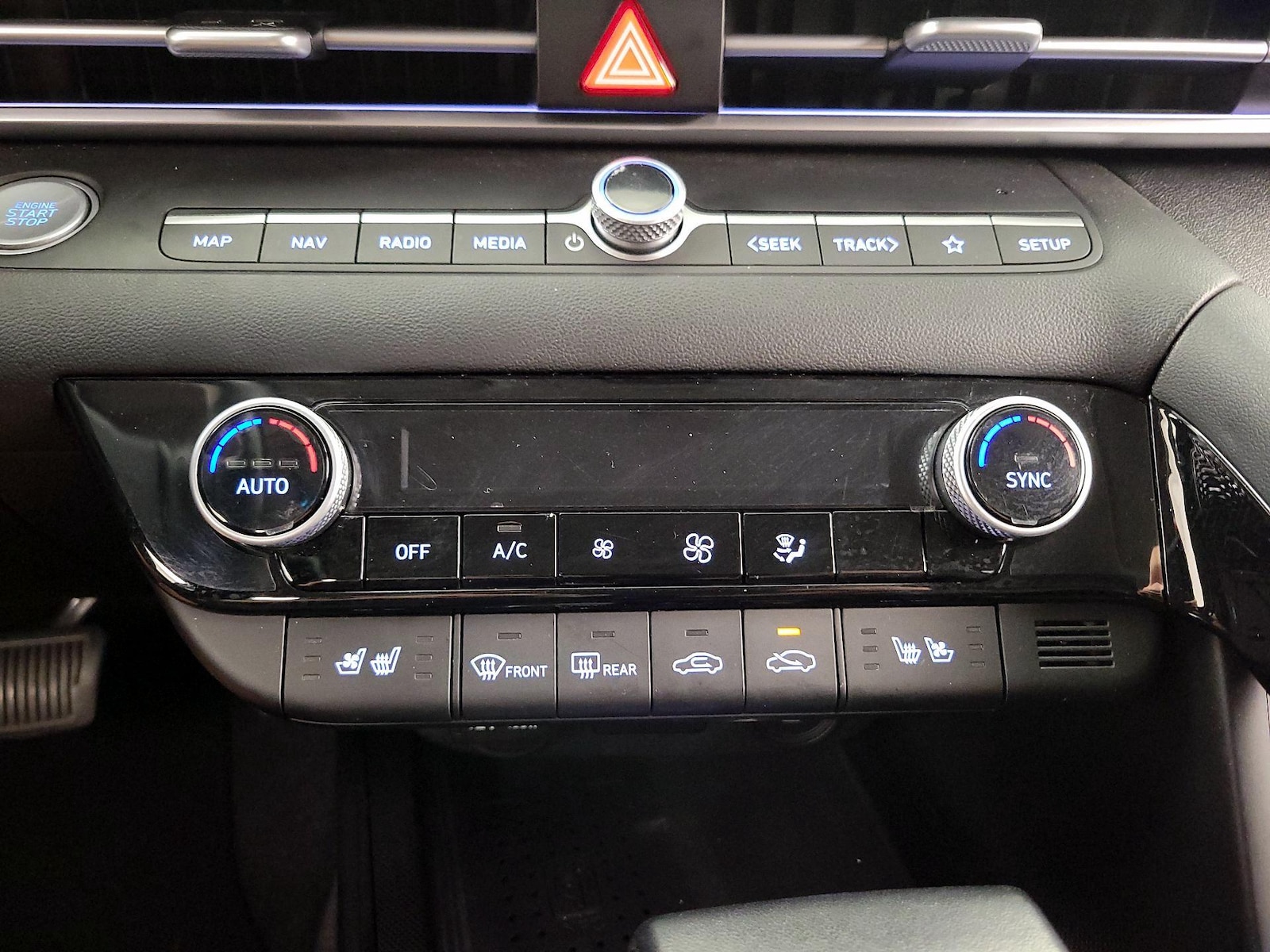 2023 Hyundai Elantra Limited - Photo 17