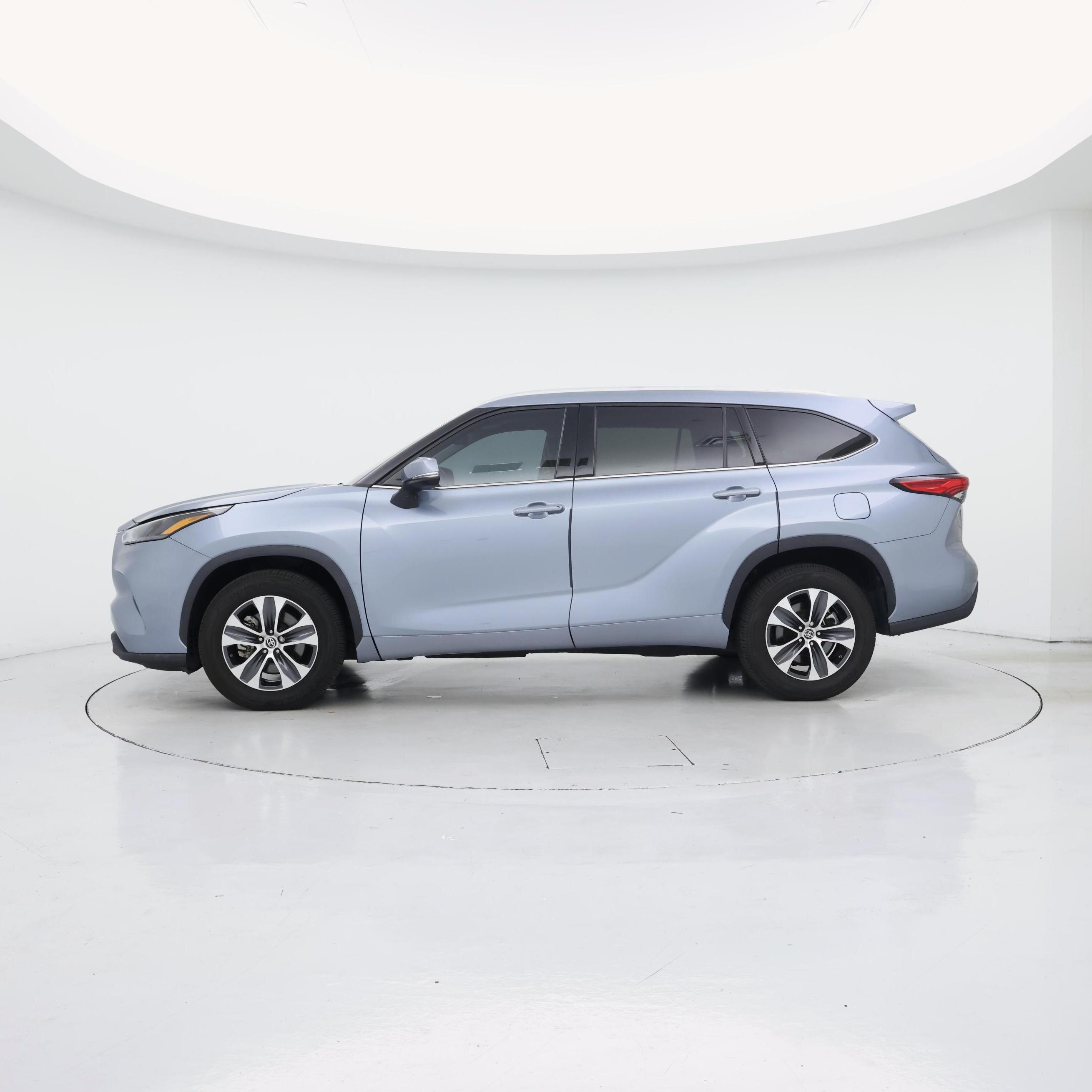 Thumbnail: 2022 Toyota Highlander - 3